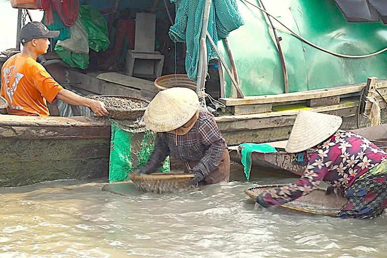 nguoi-dan-thon-ben-hen-tat-bat-voi-cong-viec-vua-khai-thac-vua-che-bien-hen-1755139296.jpg