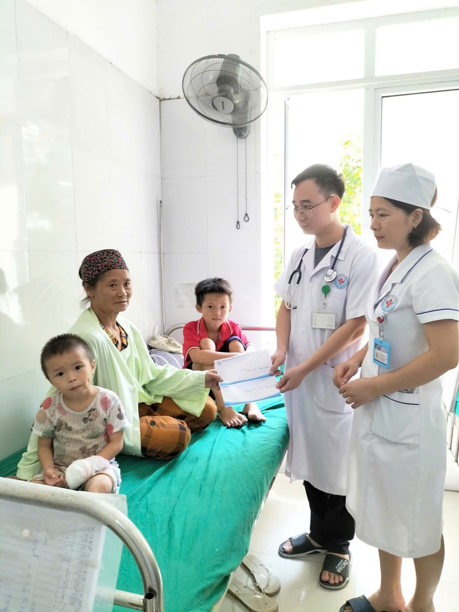 Tổ công tác xã hội BVĐK Quỳnh Lưu gặp gỡ gia đình bệnh nhân và thăm hỏi, trao quà hỗ trợ