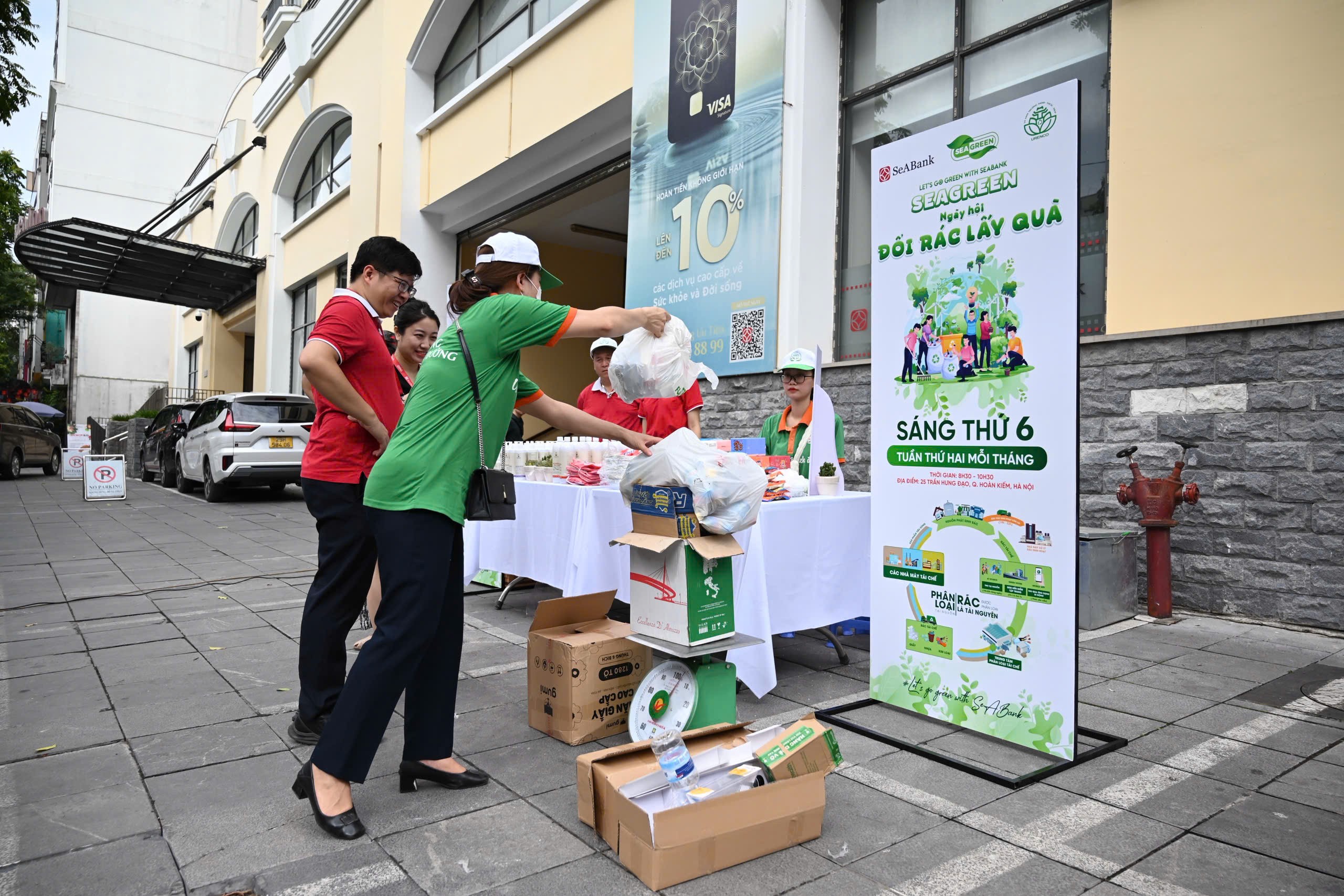 “Ngày hội đổi rác lấy quà” nằm chuỗi hoạt động vì môi trường “Let’s Go Green with SeABank” được Ngân hàng triển khai thường niên