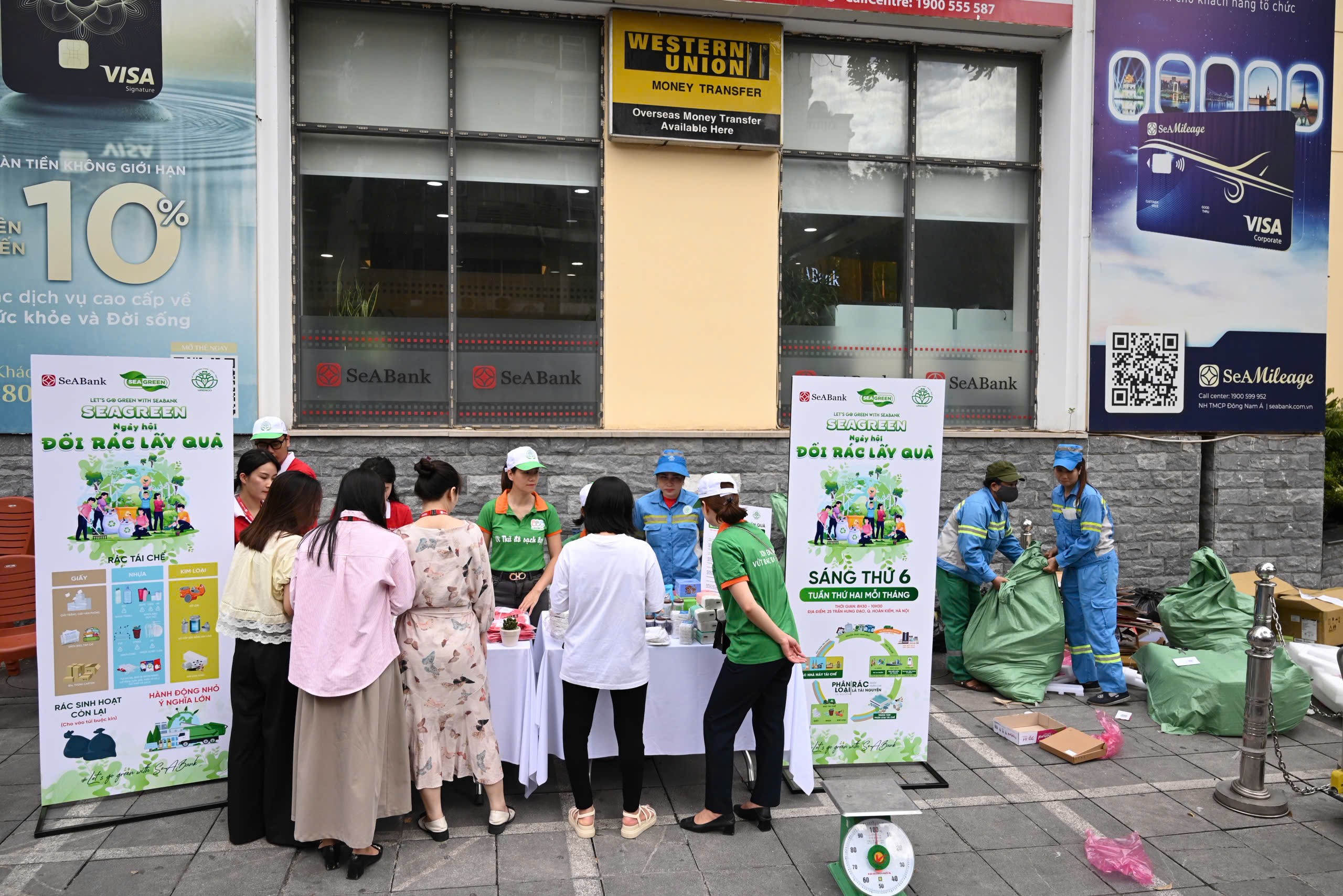 SeABank thực hiện nhiều hoạt động thiết thực như: trồng cây xanh, dọn dẹp vệ sinh môi trường, thu dọn bờ biển, tặng quà thân thiện môi trường, tái chế rác thải,…