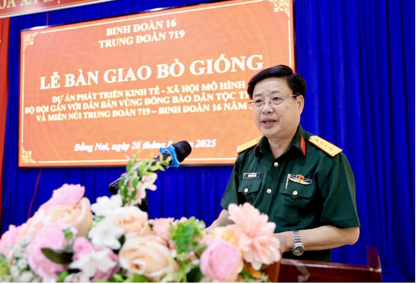 binh-doan-16-trao-tang-bo-trau-cho-nguoi-ngheo-stnn3-1756466875.jpg