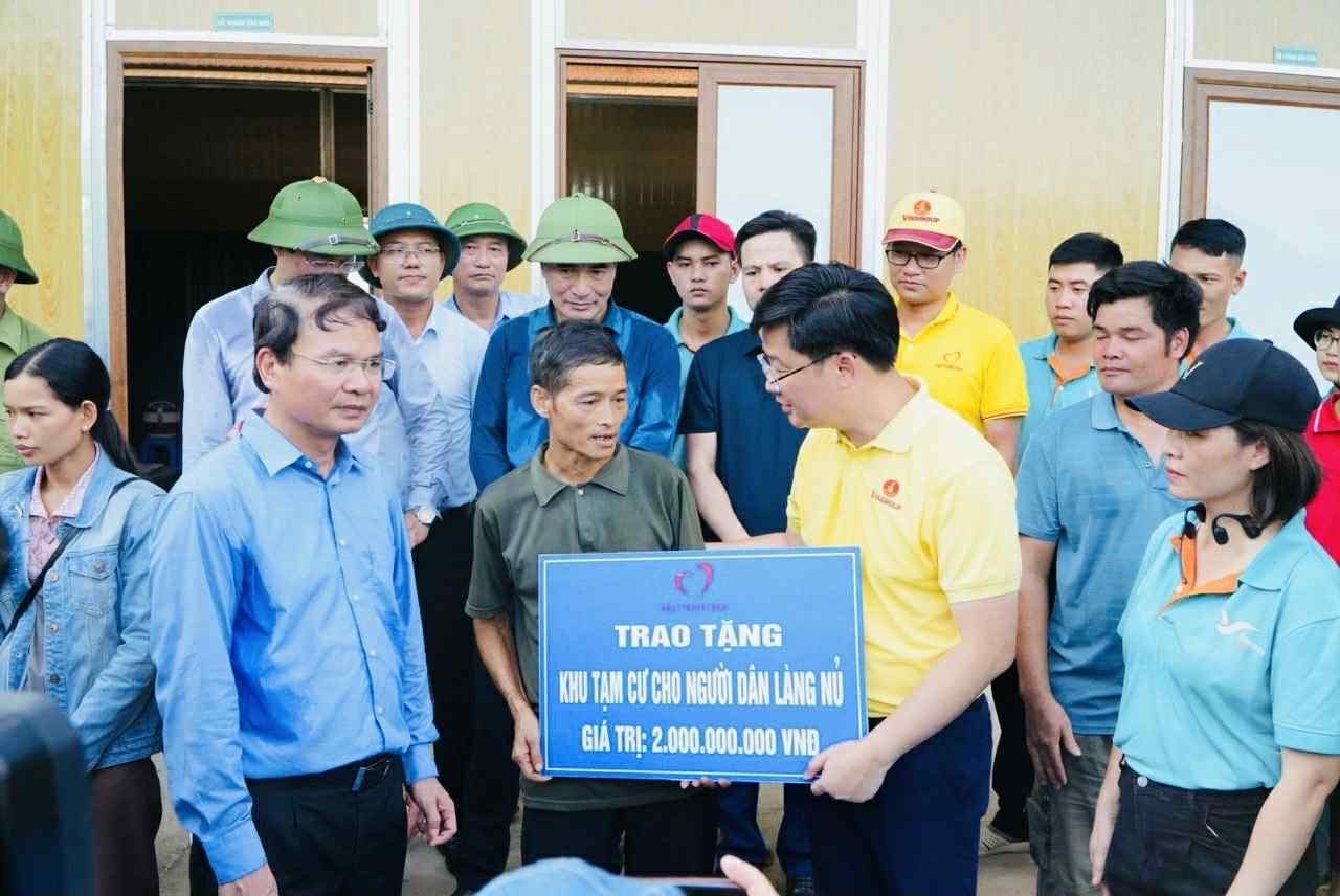 anh-2-dai-dien-quy-thien-tam-trao-tang-ho-tro-xay-dung-khu-tam-cu-cho-nguoi-dan-lang-lu-sau-bao-yagi-1759298426.jpg