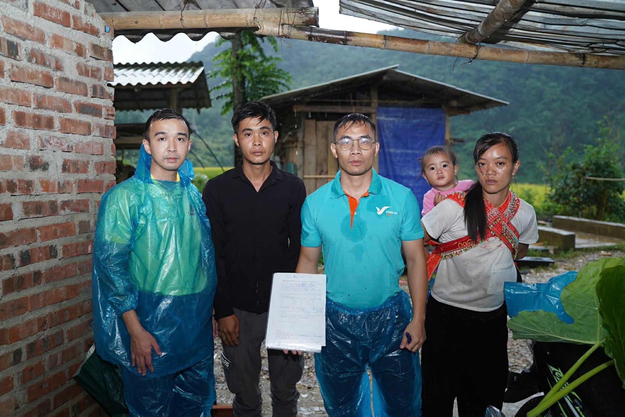 anh-4-nhan-vien-tap-doan-vingroup-dong-hanh-cuu-tro-dong-bao-sau-bao-yagi-1759298426.jpg