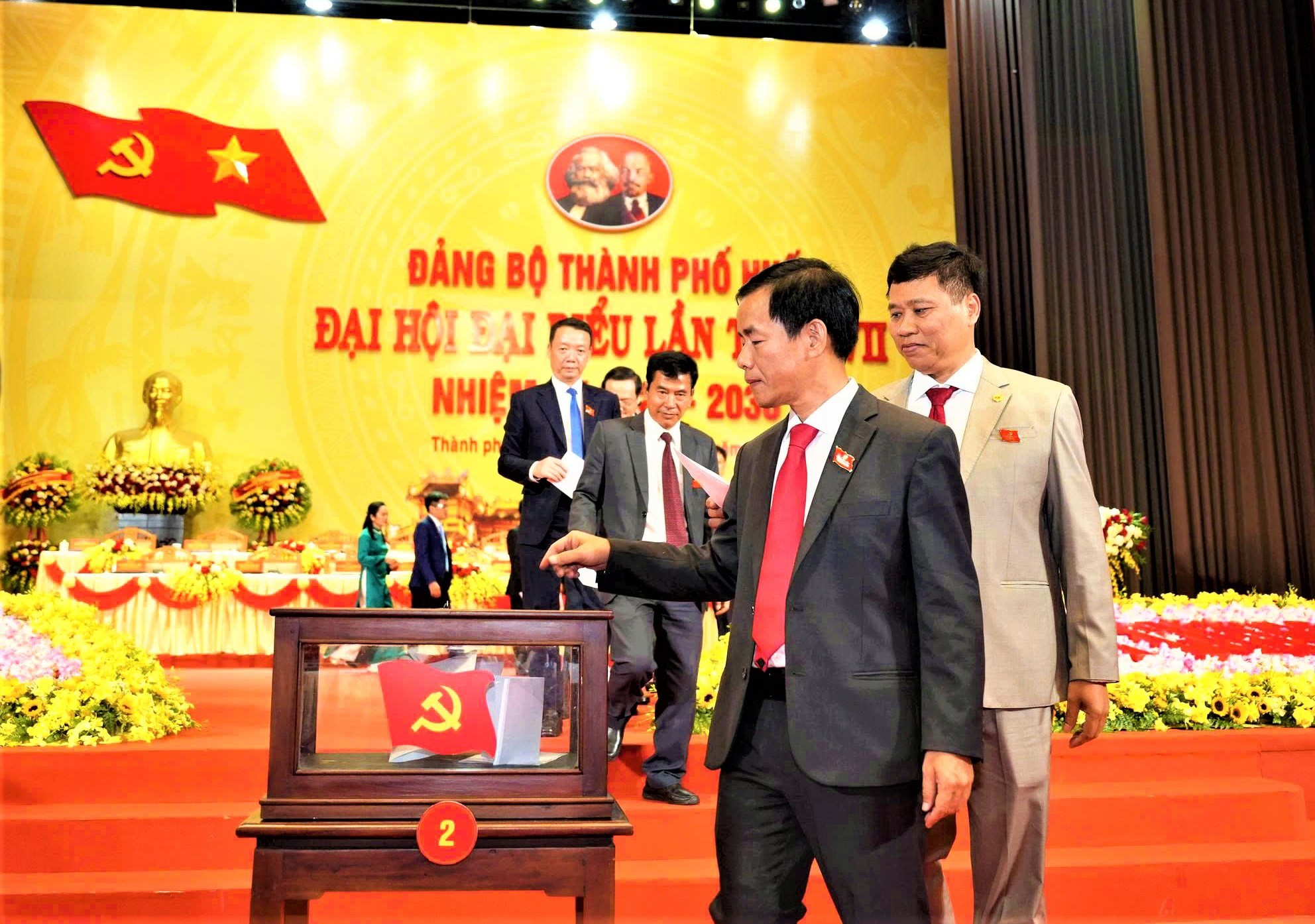 tan-bi-thu-thanh-uy-hue-1759711979.jpg