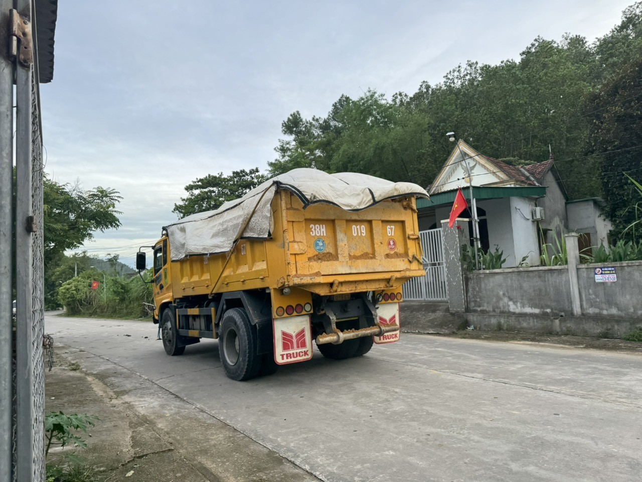 Xe tải to chạy sang hết phần đường giao thông trên tại một đoạn đường mà người dân liên tục phản ánh