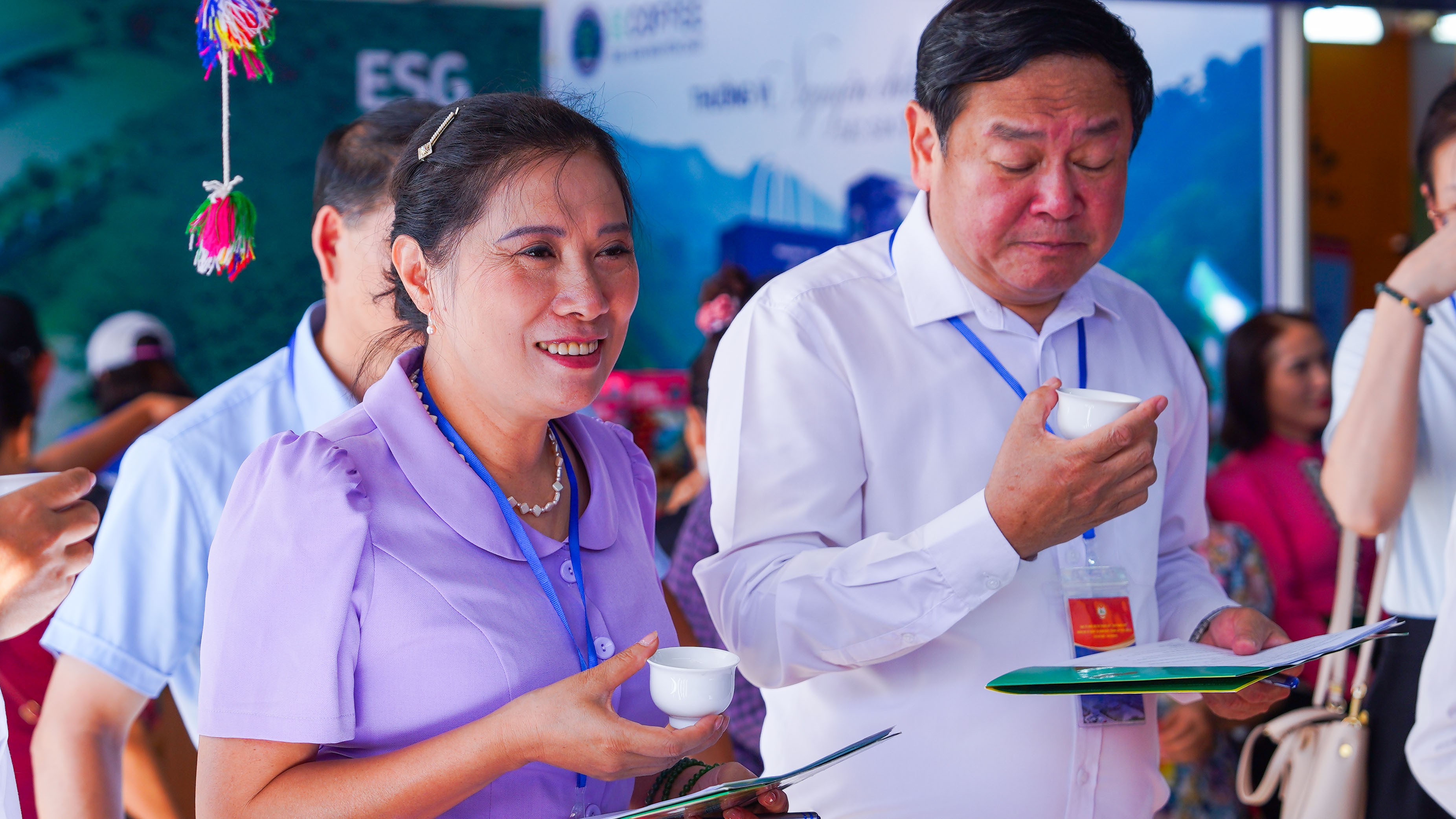 ba-le-thi-hong-anh-giam-doc-trung-tam-xuc-tien-dau-tu-thuong-mai-va-du-lich-tinh-son-la-cham-thi-cac-gian-hang-tai-hoi-cho-1760082949.JPG