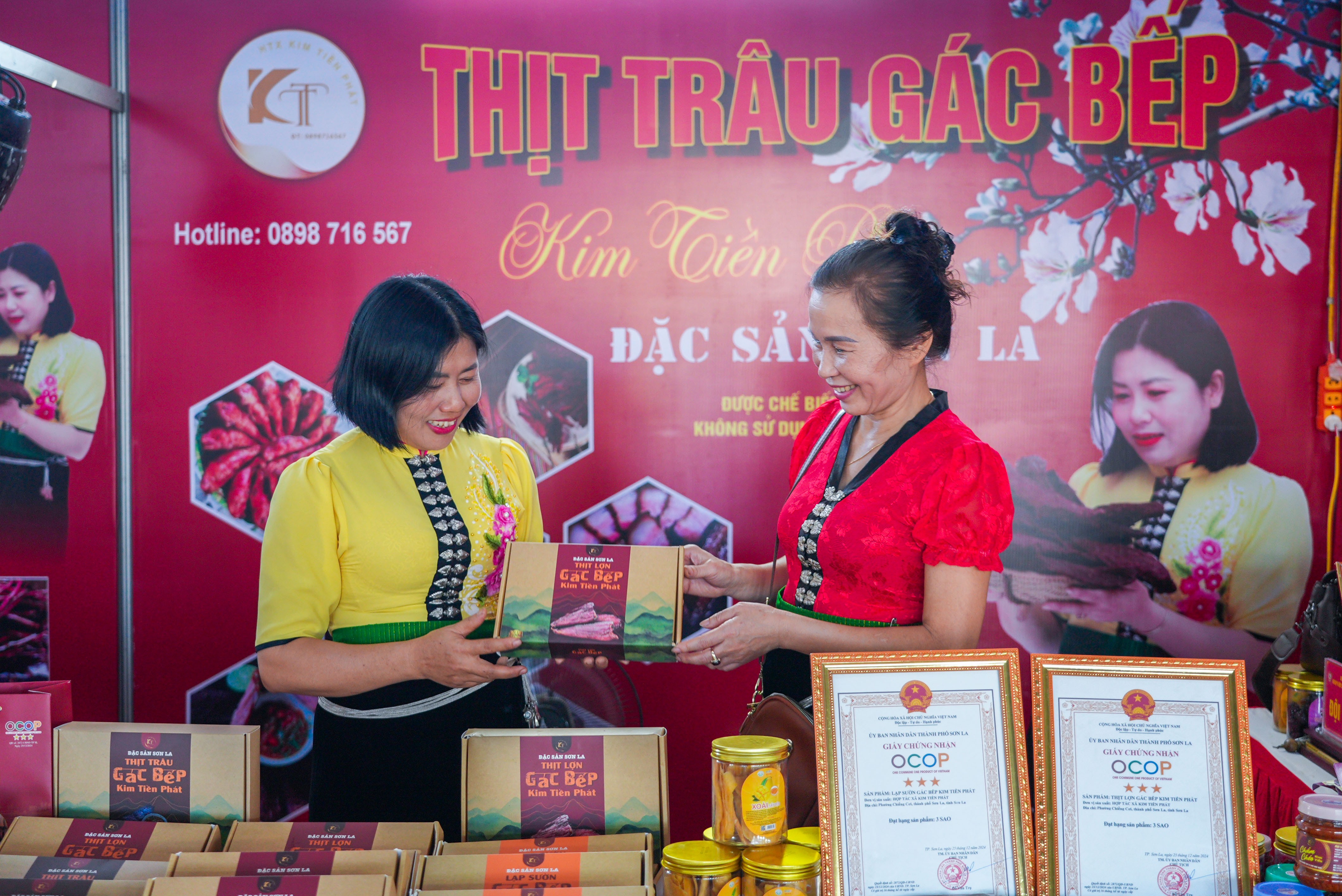 chi-lu-thi-tien-giam-doc-htx-kim-tien-phat-dang-gioi-thieu-san-pham-dia-phuong-1760082953.JPG