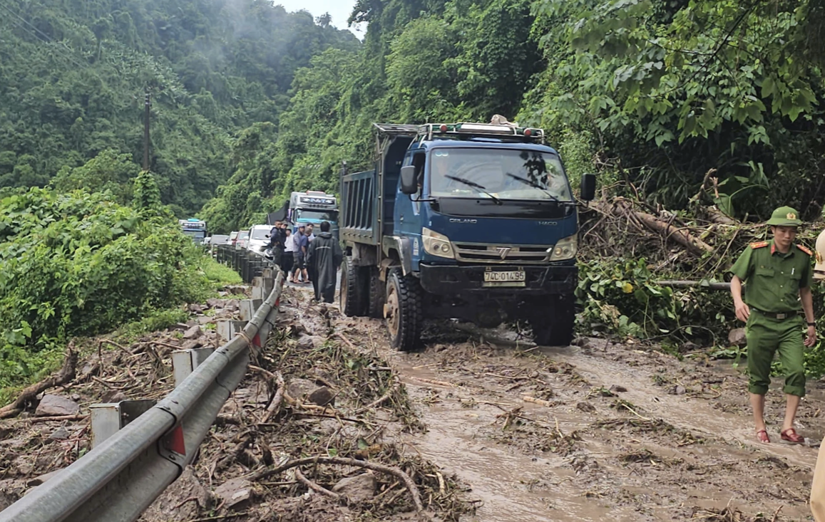 mua-lon-gay-sat-lo-ta-quang-tri-stnn-2-1760607411.png