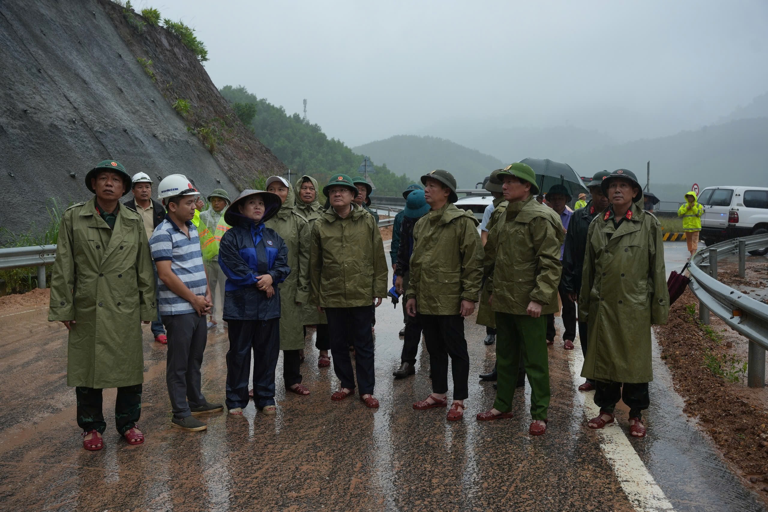 anh-huong-bao-so-12-gay-mua-lon-o-hue-stnn-3-1761207872.jpg
