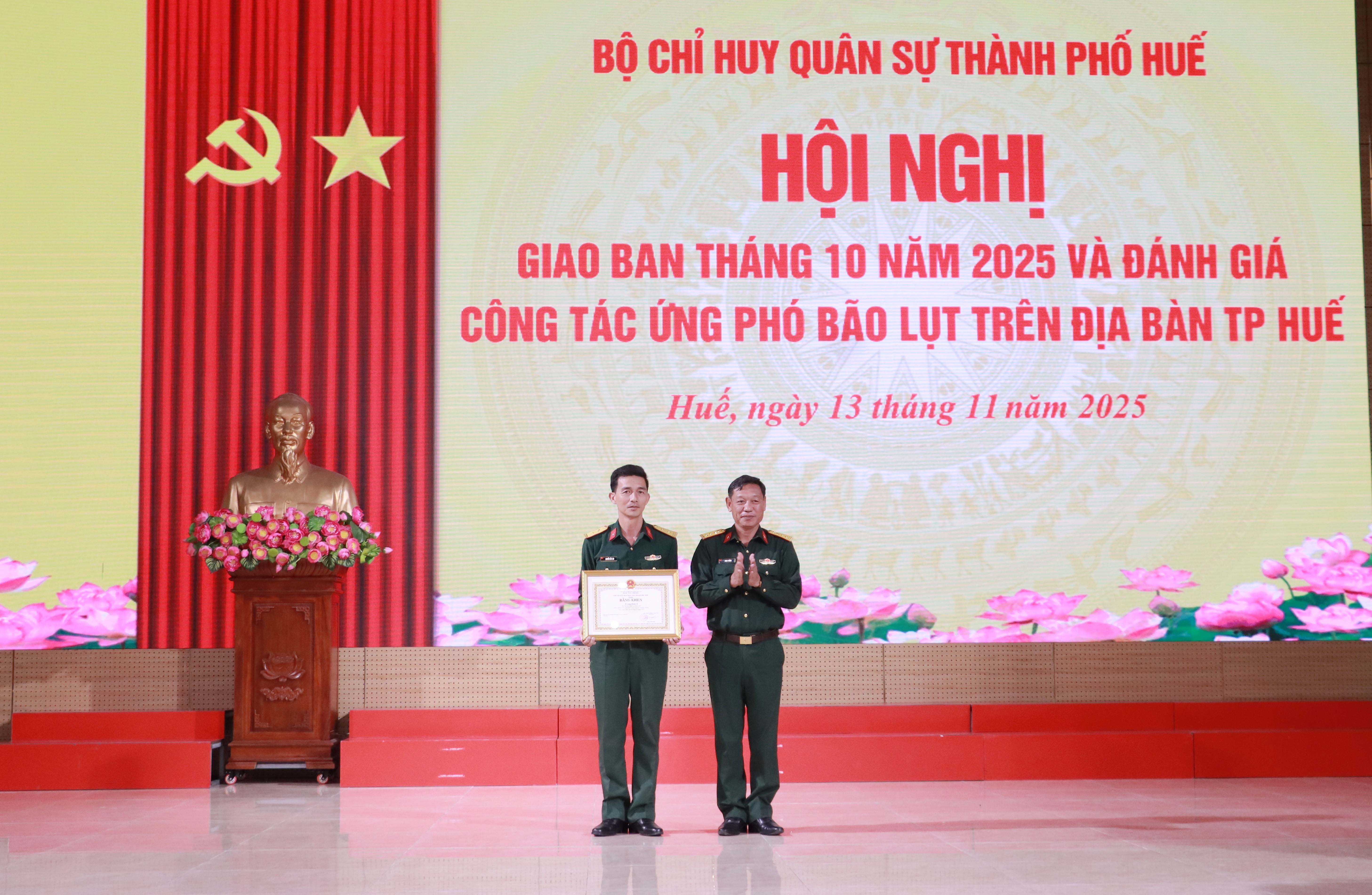 khen-thuong-tap-the-ca-nhan-co-thanh-tich-trong-chong-mualu-stnn-4-1763107881.JPG
