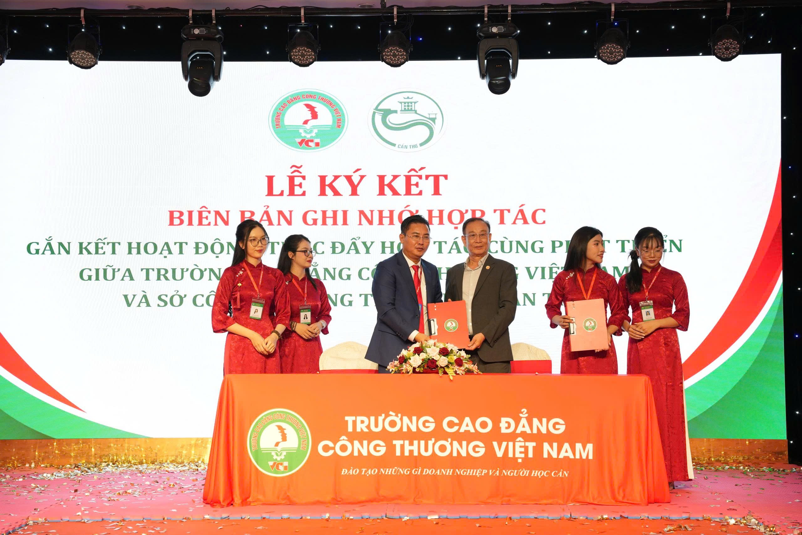 chuyen-doi-so-tai-truong-cd-cong-thuong-stnn-3-1763345246.jpg