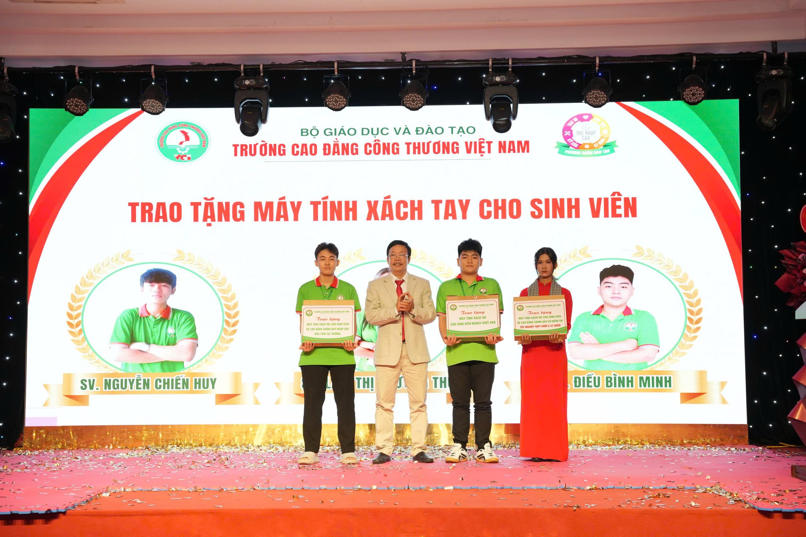 chuyen-doi-so-tai-truong-cd-cong-thuong-stnn-4-1763345246.jpg