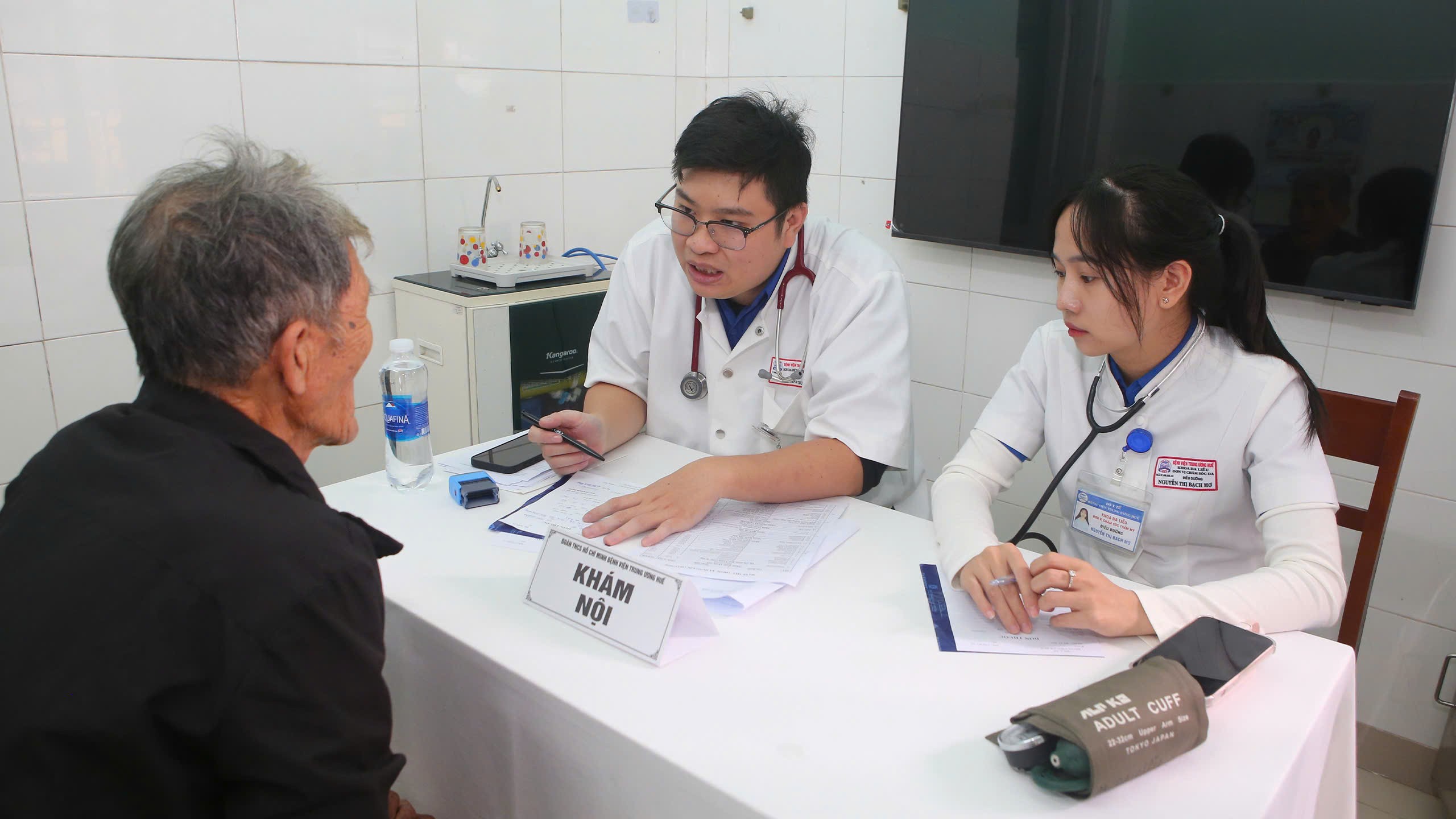 doan-thanh-nien-bvtw-hue-kham-benh-nguoi-dan-sau-lu-stnn-2-1764213837.jpg