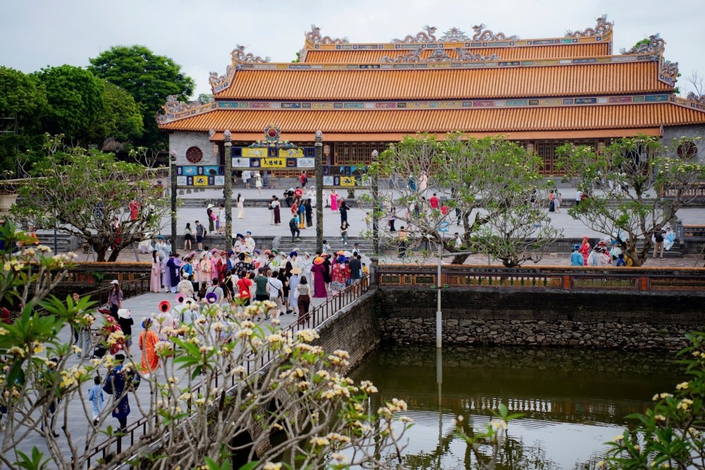 hue-don-gan-1-trieu-khach-du-lich-stnn-1-1778121624.jpg