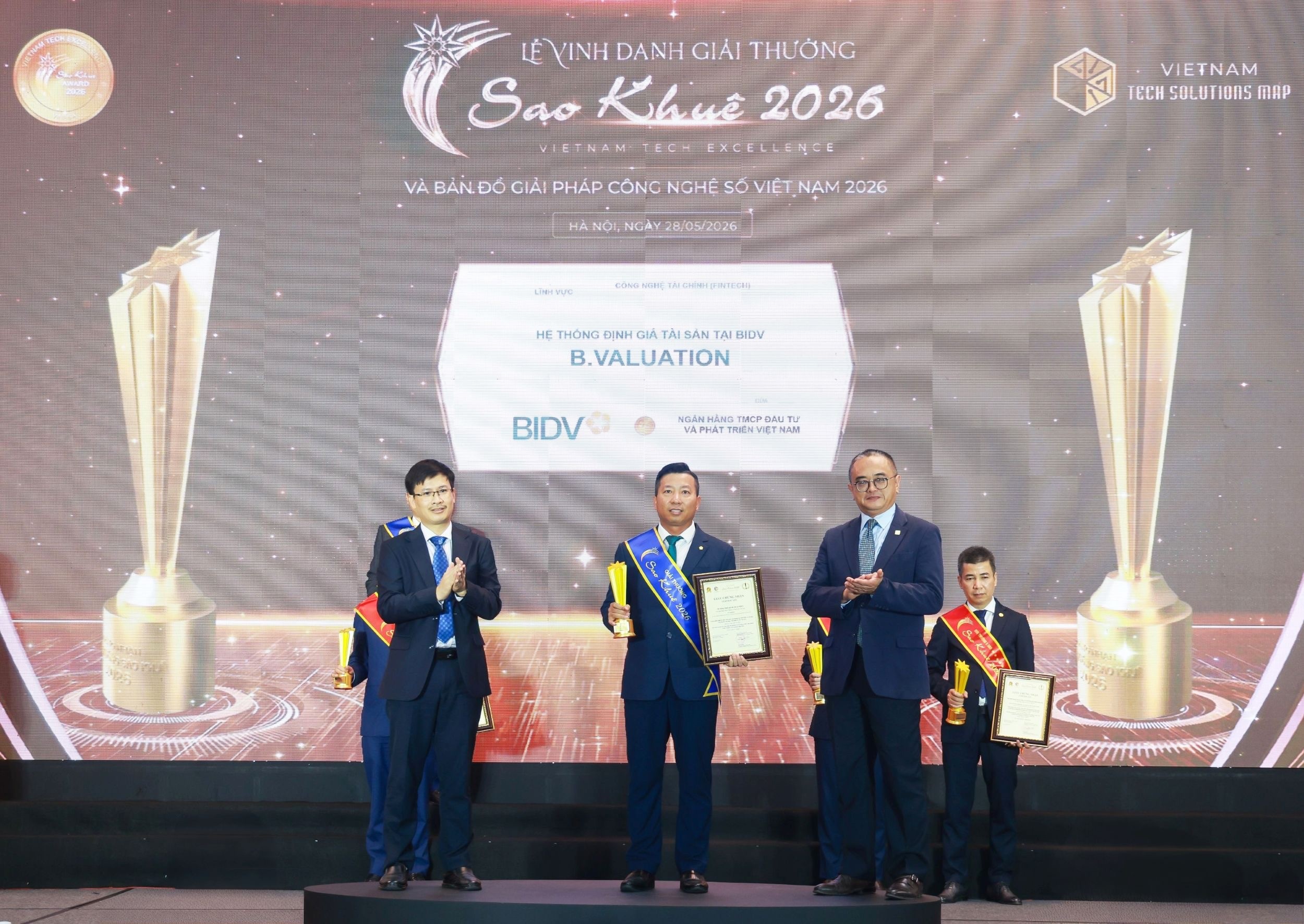 Đại diện Lãnh đạo Trung tâm Định giá tài sản kiêm Lãnh đạo Ban QLDA Xây dựng phần mềm Hệ thống định giá tài sản tại BIDV lên nhận giải thưởng Sao Khuê 2026 với sản phẩm B.Valuation