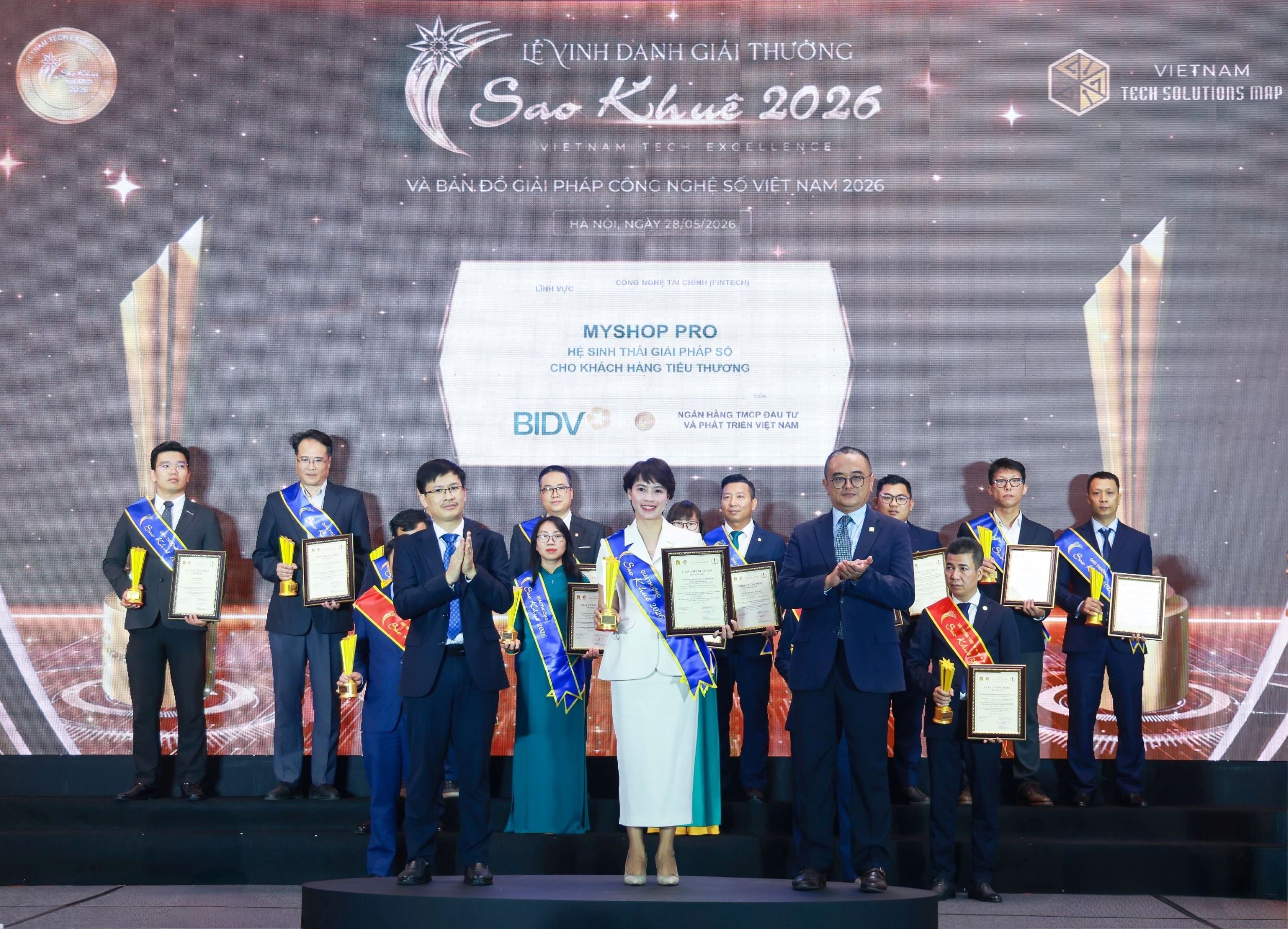 Đại diện Ban Sản phẩm bán lẻ BIDV nhận giải thưởng Sao Khuê 2026 với sản phẩm MyShop Pro