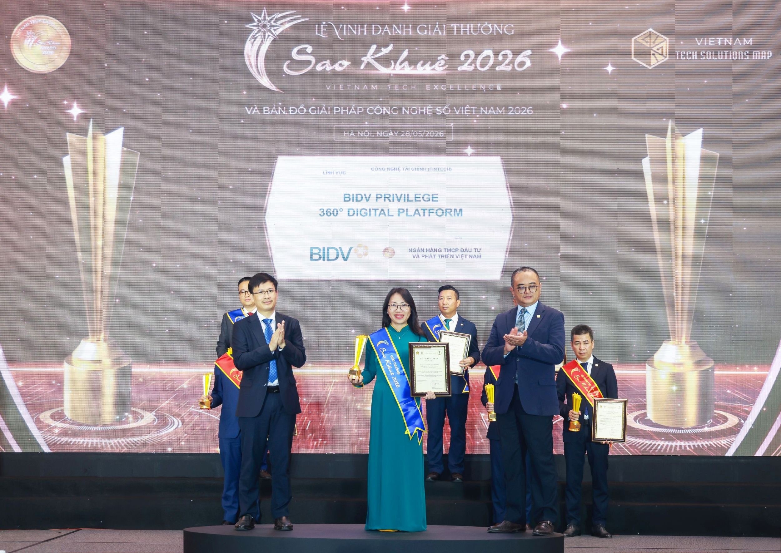 Đại diện Trung tâm Thẻ và Vận hành nhận giải thưởng Sao Khuê 2026 với sản phẩm BIDV Privilege 360o Digital Platform