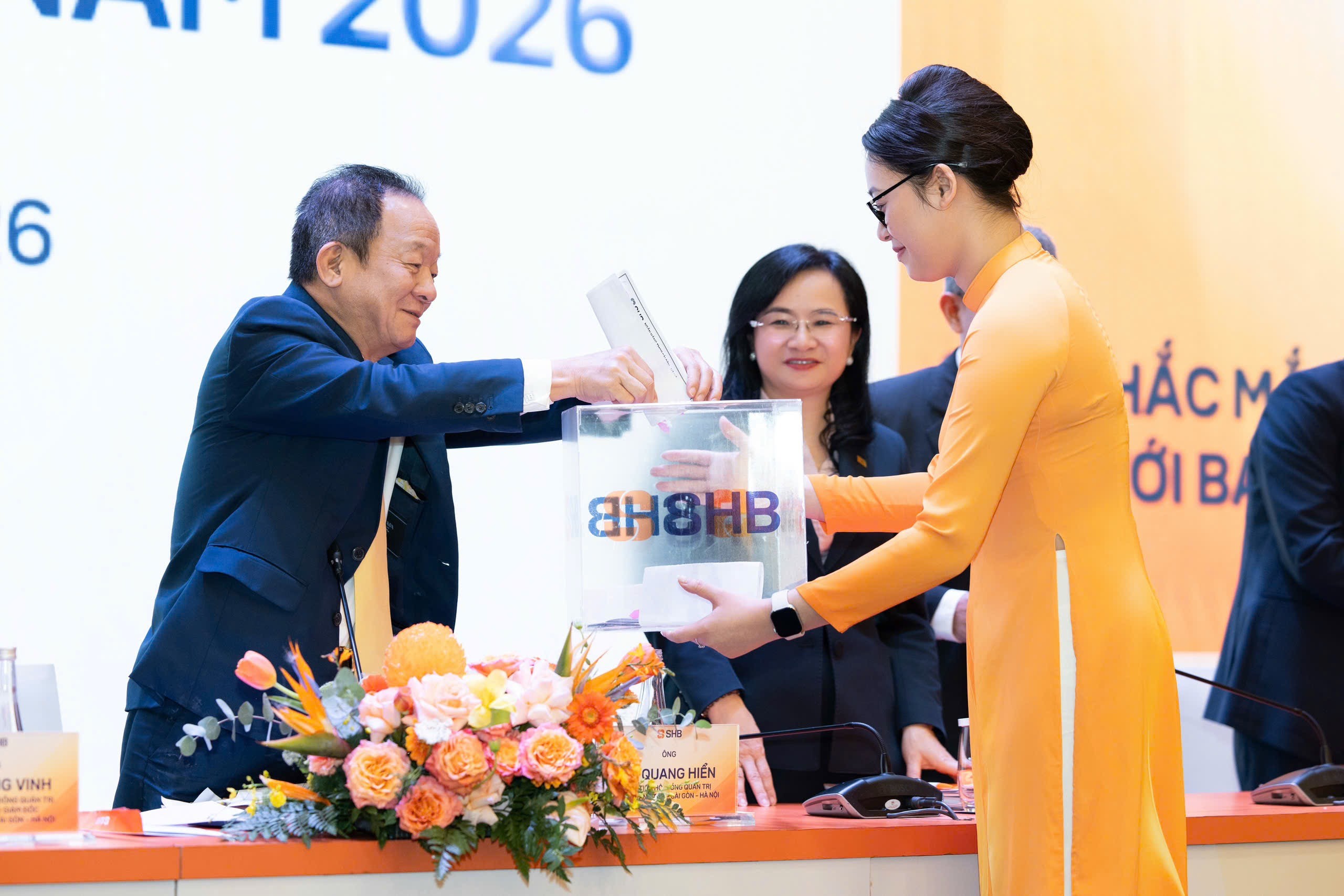 Chủ tịch HĐQT Đỗ Quang Hiển cam kết: Kế thừa truyền thống 33 năm và nền tảng tài chính vững mạnh, HĐQT, Ban điều hành và toàn thể CBNV SHB tiếp tục phát huy văn hóa doanh nghiệp, tinh thần đoàn kết...