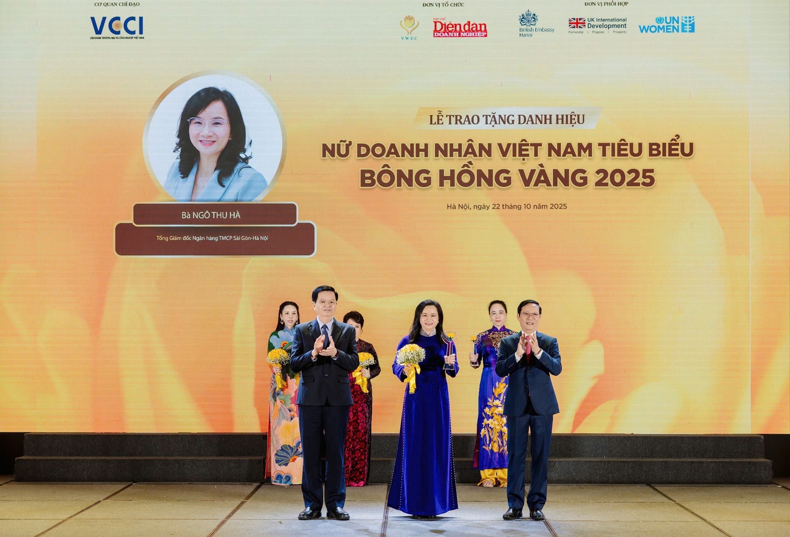 Phó Thủ tướng Chính phủ Mai Văn Chính và Chủ tịch VCCI Phạm Tấn Công trao danh hiệu Bông hồng vàng cho nữ doanh nhân Ngô Thu Hà - Tổng Giám đốc SHB