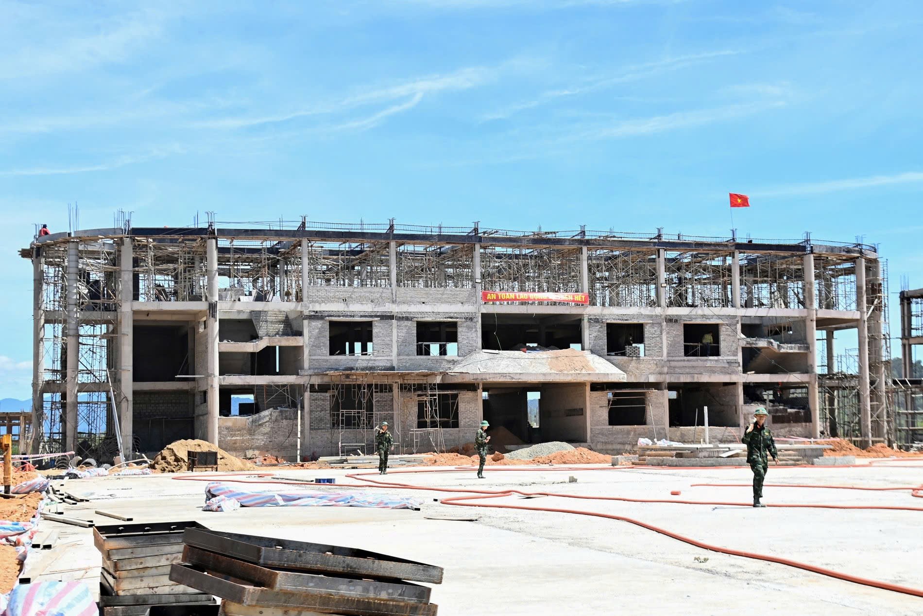 bo-doi-bien-phong-hue-ra-quan-ho-tro-thi-cong-truong-noi-tru-stnn-1-1781576294.jpg