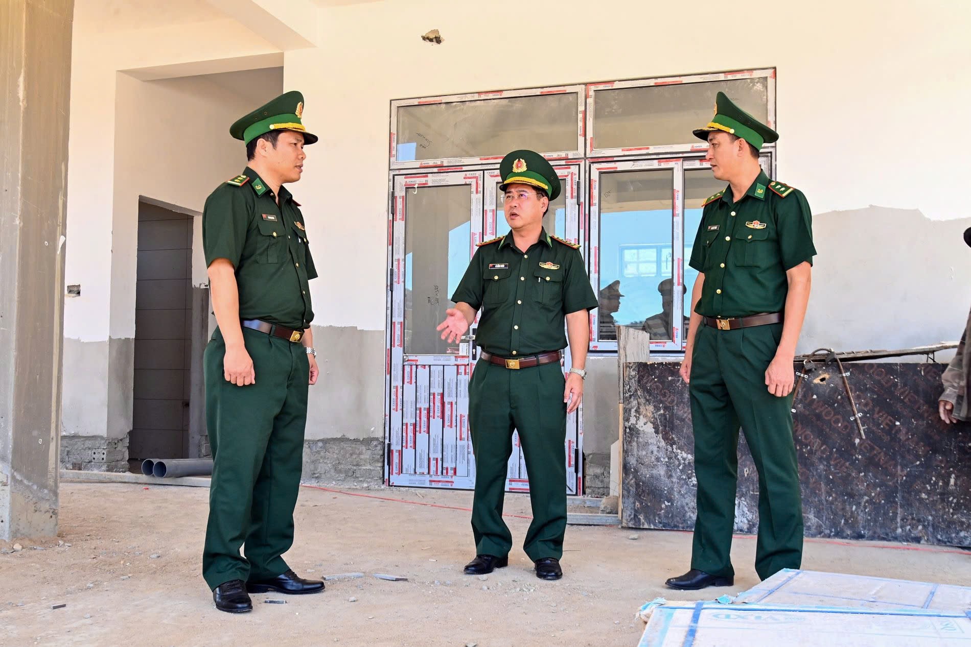 bo-doi-bien-phong-hue-ra-quan-ho-tro-thi-cong-truong-noi-tru-stnn-3-1781576294.jpg