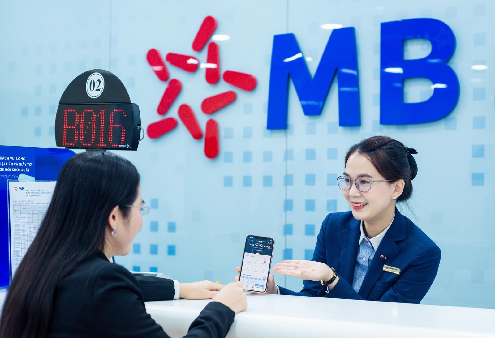 khach-hang-giao-dich-tai-mb-1782179288.jpg