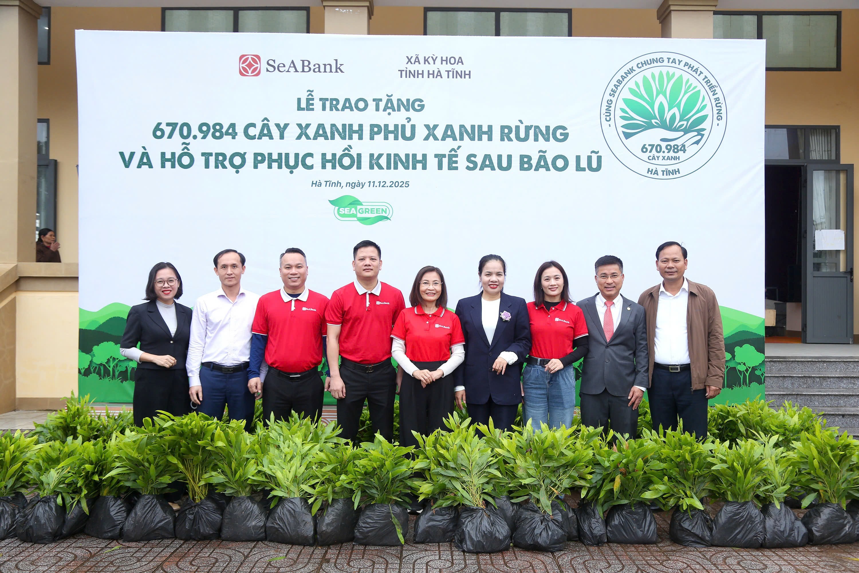 SeABank đã phối hợp với chính quyền địa phương triển khai trao tặng gần 671 nghìn cây keo, tổng diện tích 448ha tại xã xã Kỳ Hoa