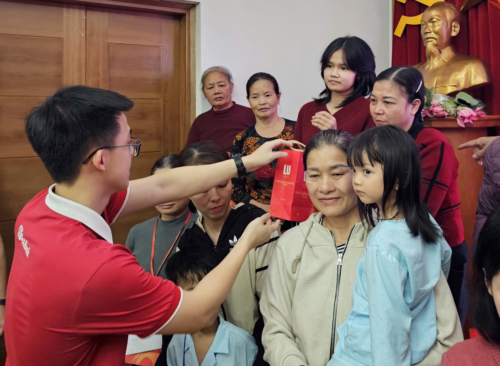  CBNV tích cực tham gia hoạt động thiện nguyện với tinh thần vì cộng đồng