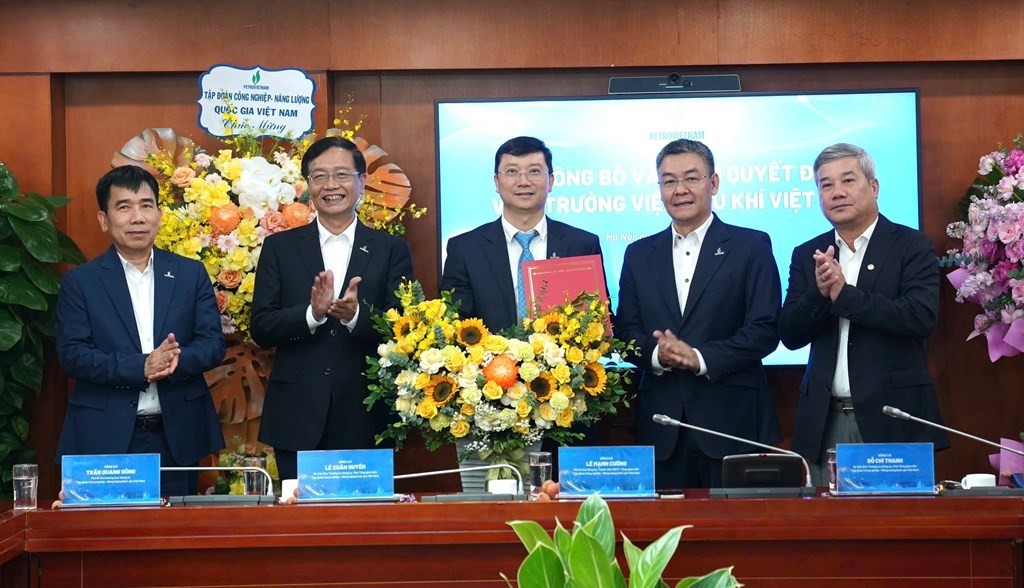 petrovietnam-trao-quyet-dinh-bo-nhiem-vien-truong-stnn-2-1783503174.jpg