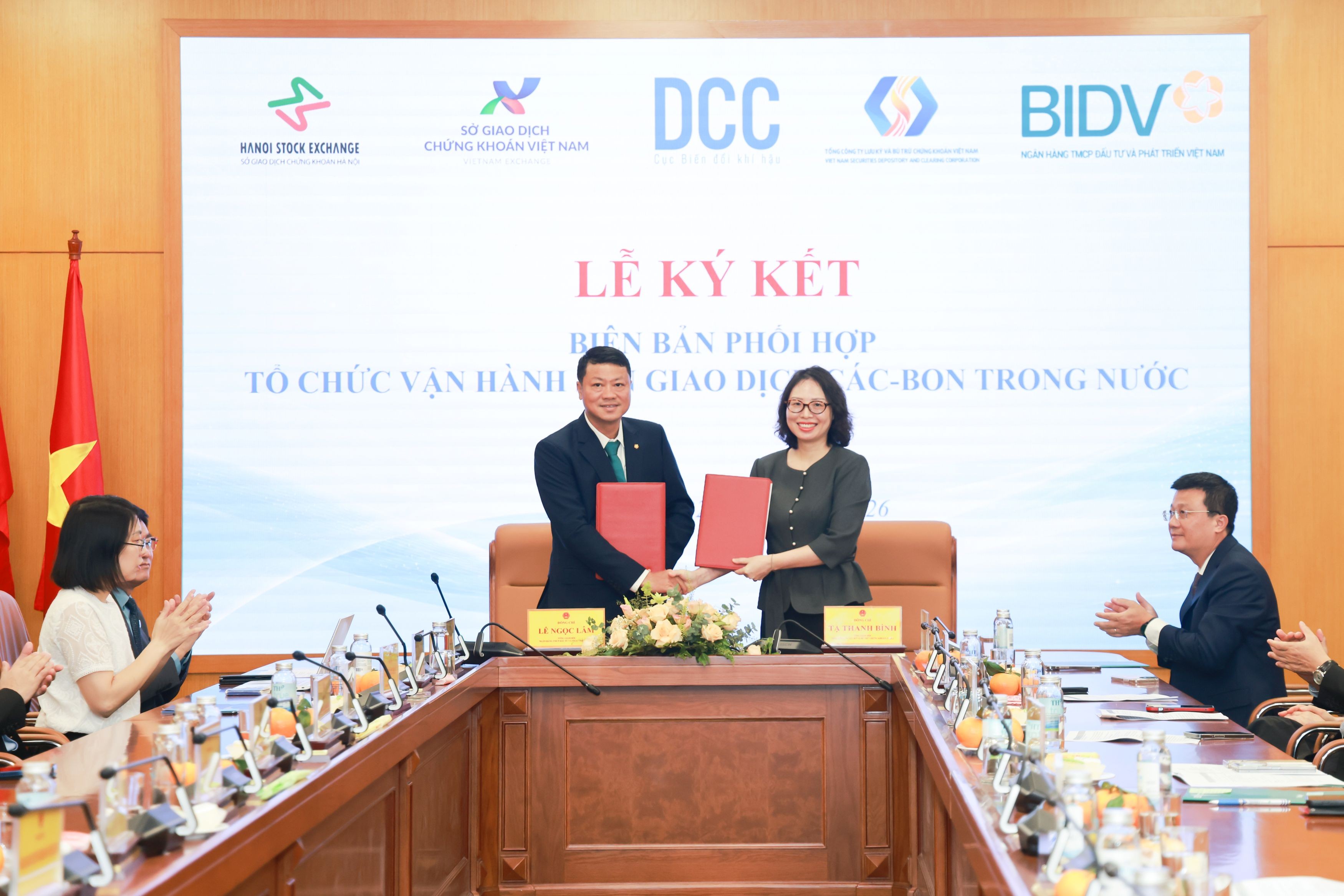 tong-giam-doc-bidv-le-ngoc-lam-va-tong-giam-doc-vsdc-ta-thanh-binh-1785983421.JPG