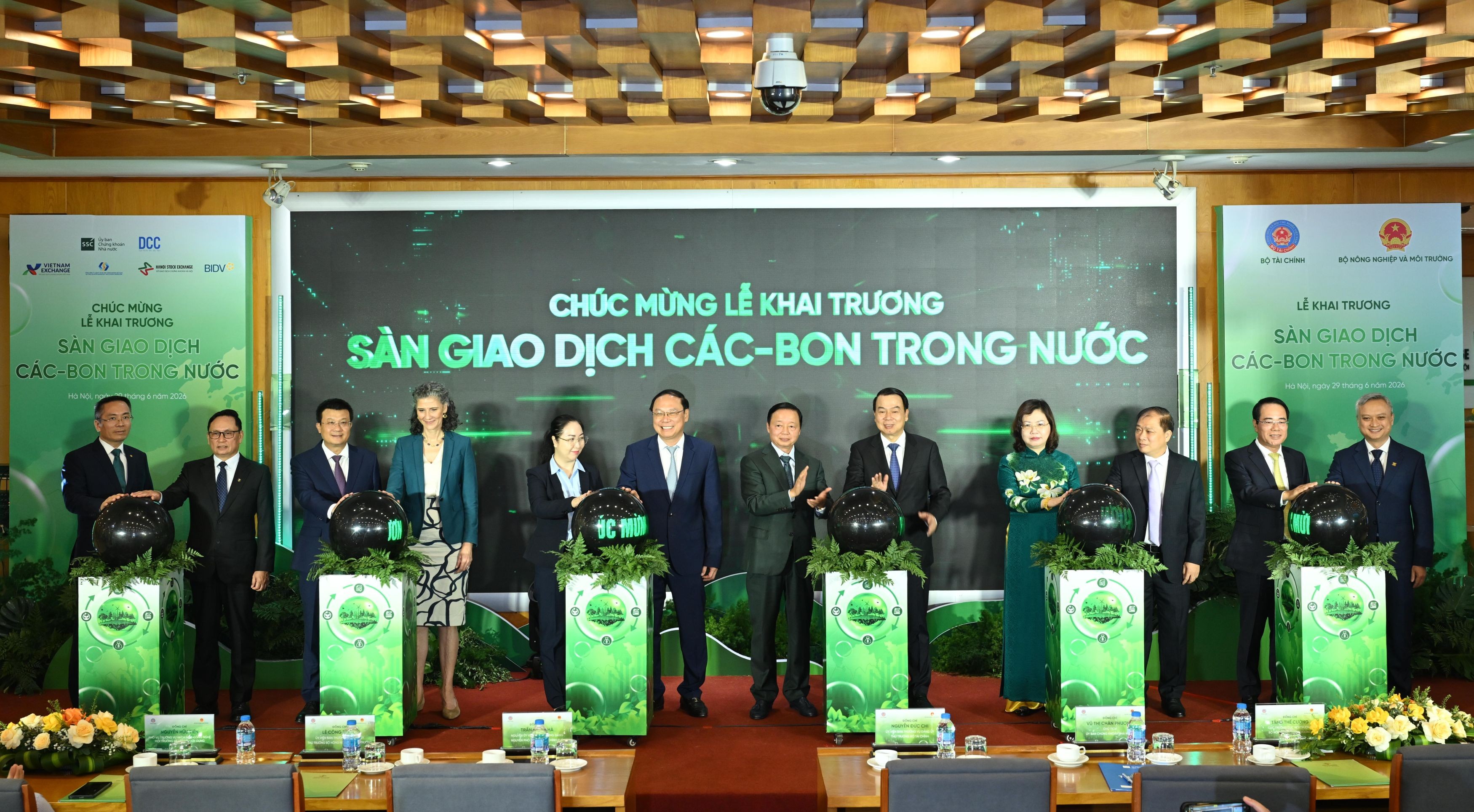 &Ocirc;ng Phạm Quang T&ugrave;ng, Ủy vi&ecirc;n HĐQT đại diện BIDV c&ugrave;ng L&atilde;nh đạo c&aacute;c Cơ quan quản l&yacute; thực hiện nghi thức khai trương phi&ecirc;n giao dịch đầu ti&ecirc;n của S&agrave;n giao dịch c&aacute;c-bon trong nước
