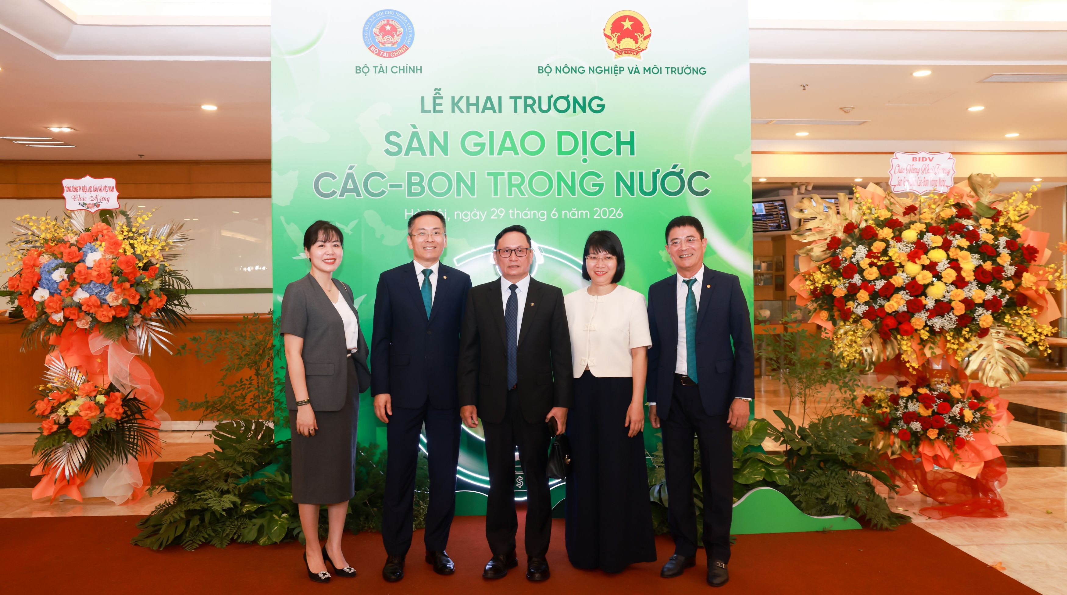 Đại diện l&atilde;nh đạo BIDV c&ugrave;ng đại diện l&atilde;nh đạo VSDC v&agrave; HNX tham dự Lễ Khai trương