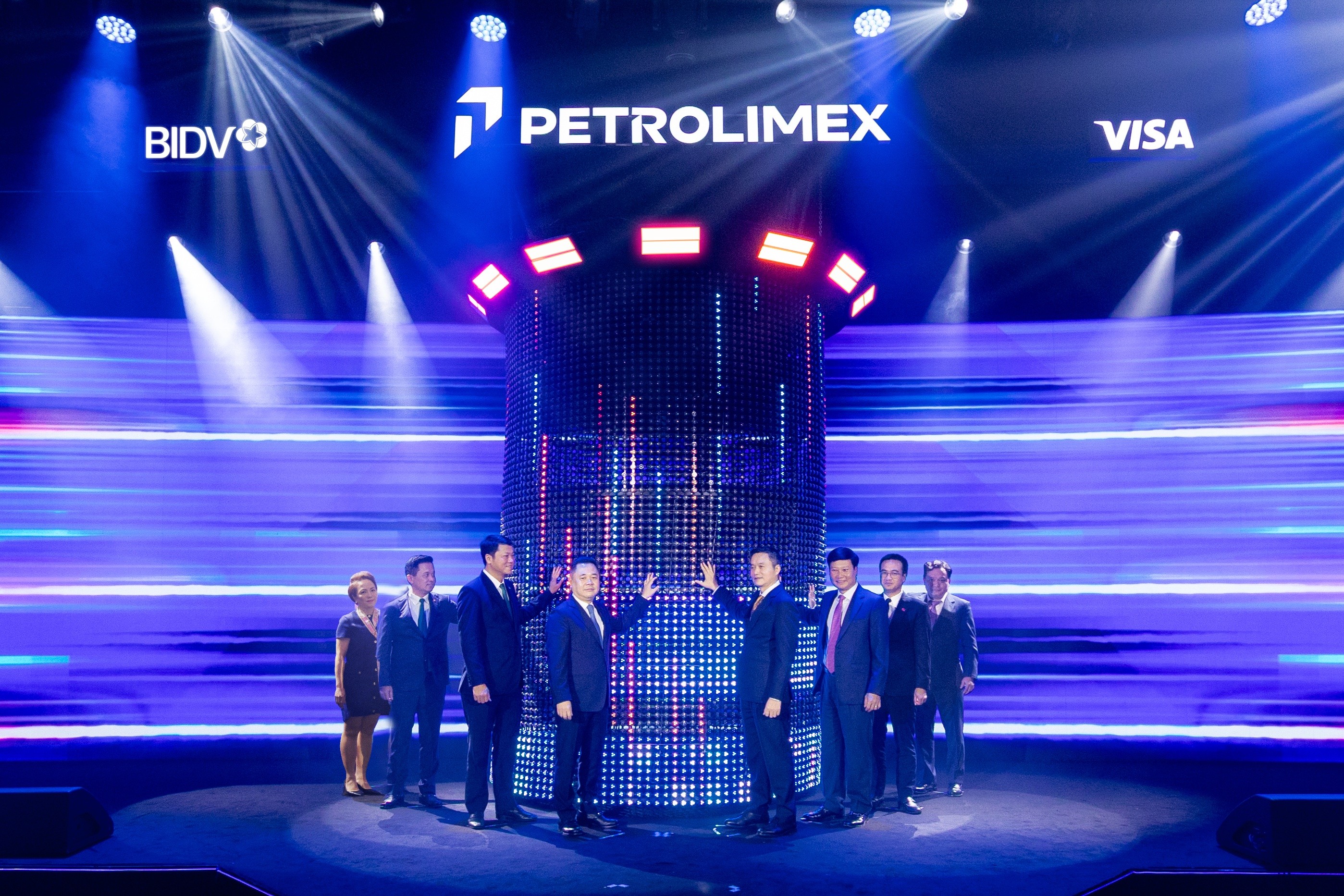Phó Thống đốc Ngân hàng Nhà nước Việt Nam Nguyễn Ngọc Cảnh cùng Lãnh đạo BIDV, Petrolimex, Visa thực hiện nghi thức ra mắt Bộ thẻ đồng thương hiệu