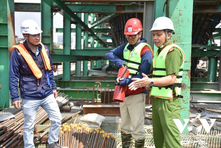 tuyen-truyen-pccc-tren-song-hong-stnn-3-1788857667.jpg