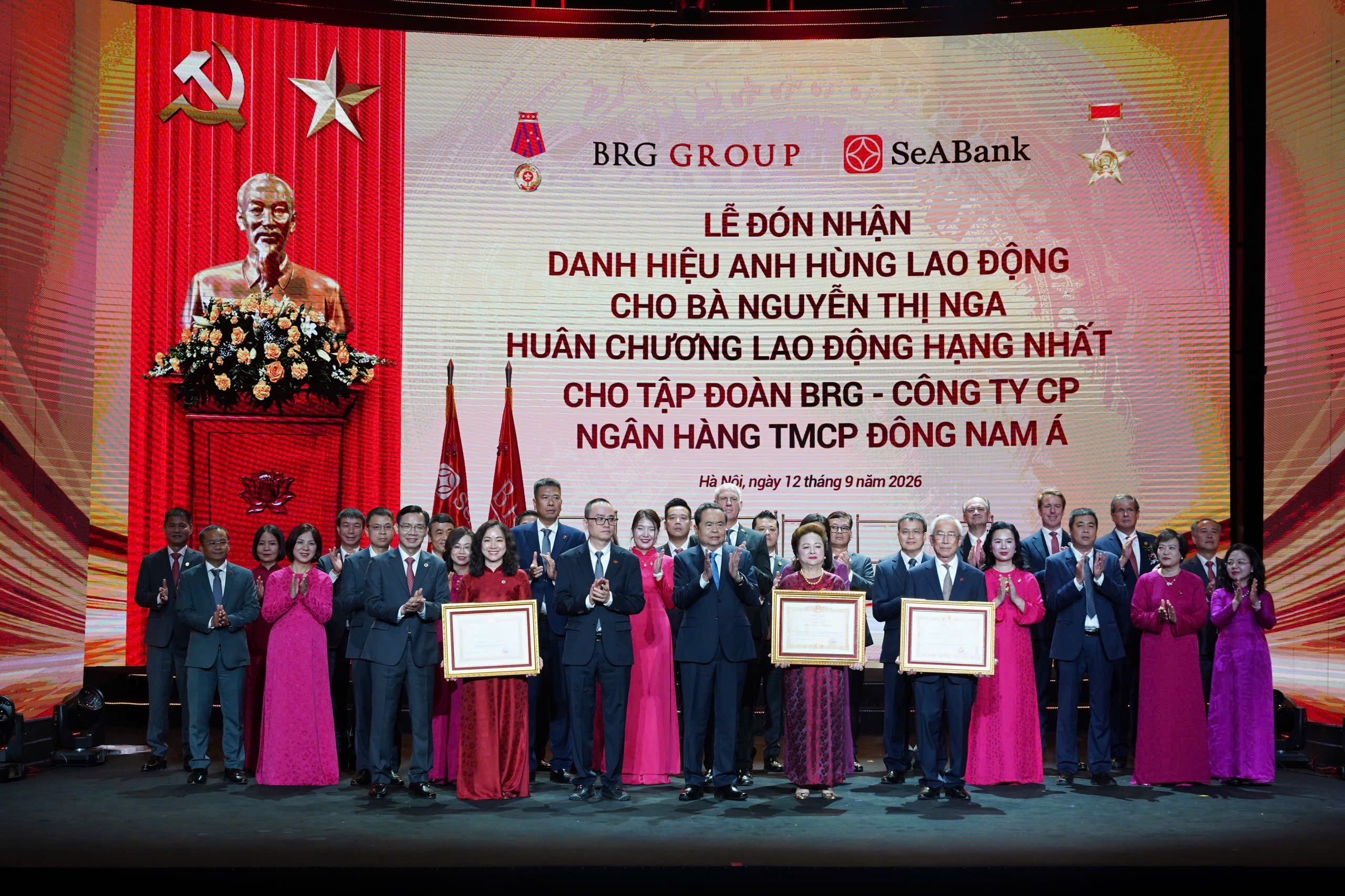Doanh nh&acirc;n Nguyễn Thị Nga nhận Danh hiệu Anh h&ugrave;ng Lao động v&agrave; Tập đo&agrave;n BRG - C&ocirc;ng ty CP Ng&acirc;n h&agrave;ng TMCP Đ&ocirc;ng Nam &Aacute; nhận Hu&acirc;n chương Lao động hạng Nhất