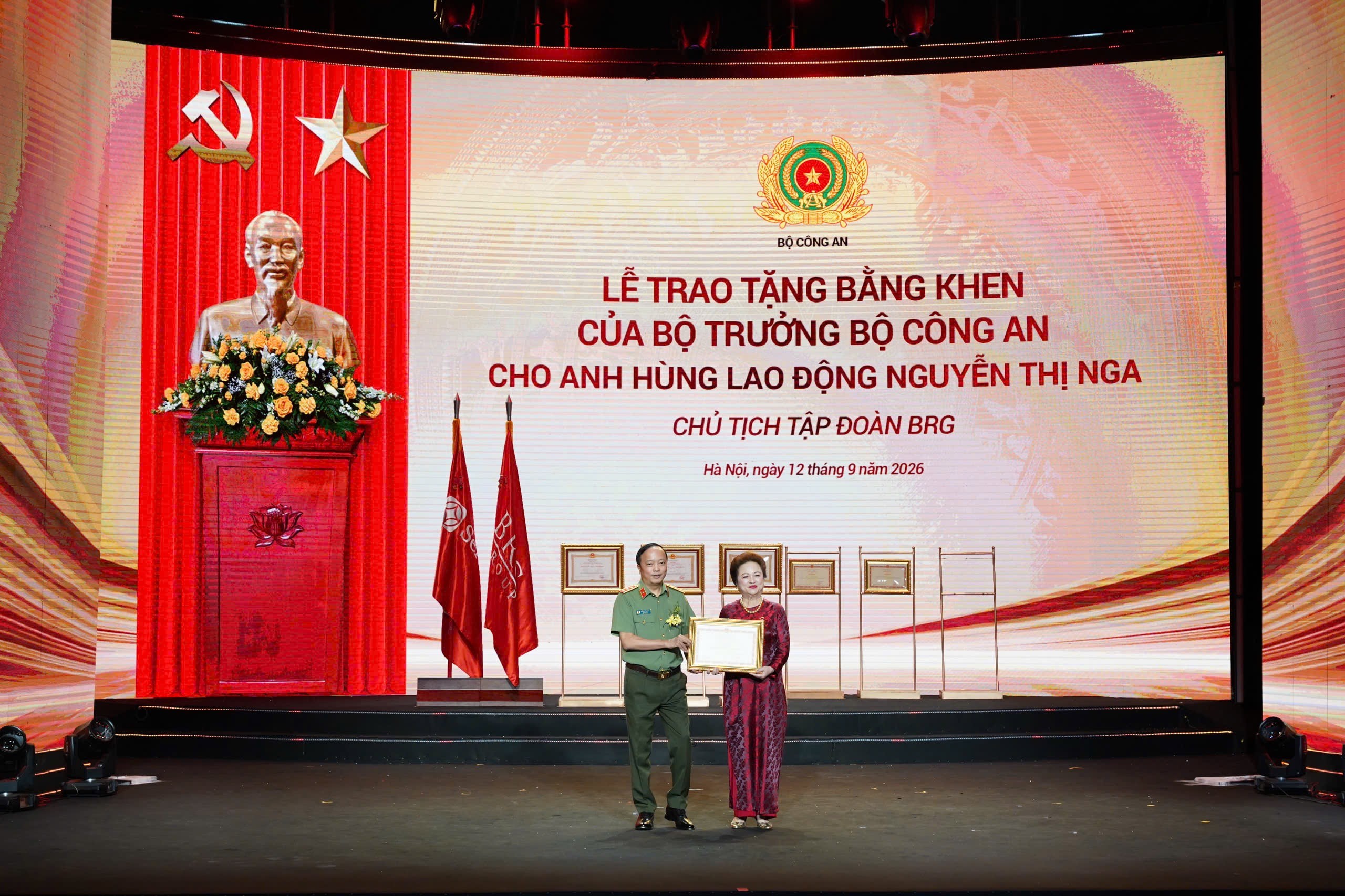 Anh hùng Lao động Nguyễn Thị Nga nhận Bằng khen của Bộ Công an