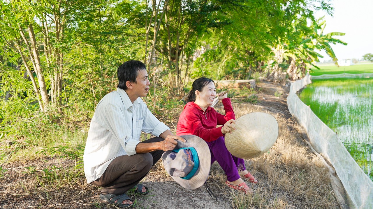 vo-chong-thay-si-ra-tham-ruong-1790673789.jpg