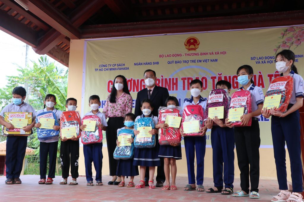 Ngân hàng SHB trao tặng 400 suất quà Tết ý nghĩa, thiết thực cho trẻ em có hoàn cảnh đặc biệt, khó khăn tại huyện Giồng Trôm, tỉnh Bến Tre