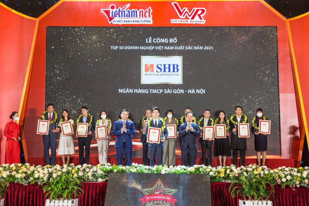  Phó Tổng Giám đốc Đỗ Quang Vinh đại diện SHB nhận giải thưởng TOP50 Doanh nghiệp xuất sắc nhất Việt Nam năm 2021