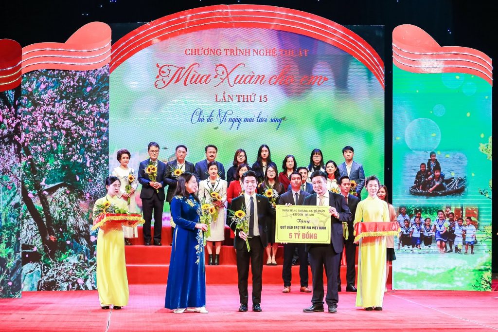  Phó Tổng Giám đốc Đỗ Quang Vinh đại diện Ngân hàng SHB ủng hộ Quỹ Bảo trợ Trẻ em Việt Nam 5 tỷ đồng nhằm sẻ chia, đồng hành với trẻ em có hoàn cảnh khó khăn trên cả nước.