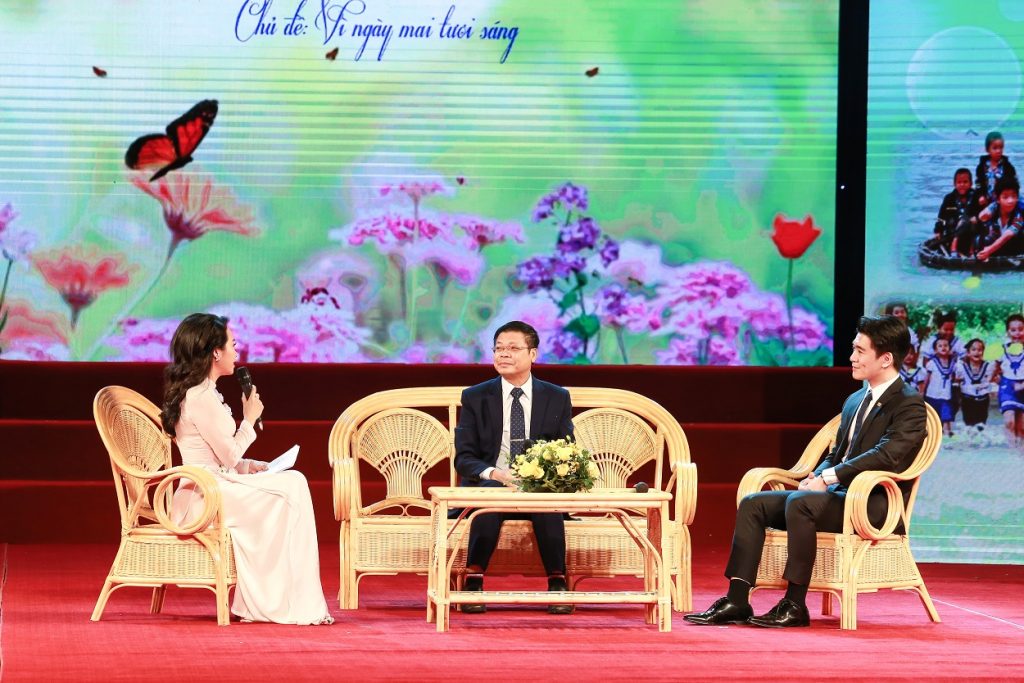 Tham dự tọa đàm giao lưu chương trình, PTGĐ Đỗ Quang Vinh (ngoài cùng bên phải) chia sẻ đối với SHB, đầu tư cho thế hệ trẻ chính là đầu tư tốt nhất cho tương lai, đất nước.