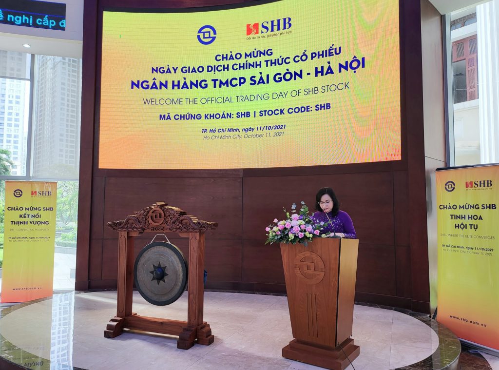 Bà Ngô Thu Hà, Phó Tổng Giám đốc SHB phát biểu tại sự kiện SHB chính thức chuyển giao dịch cổ phiếu trên HOSE