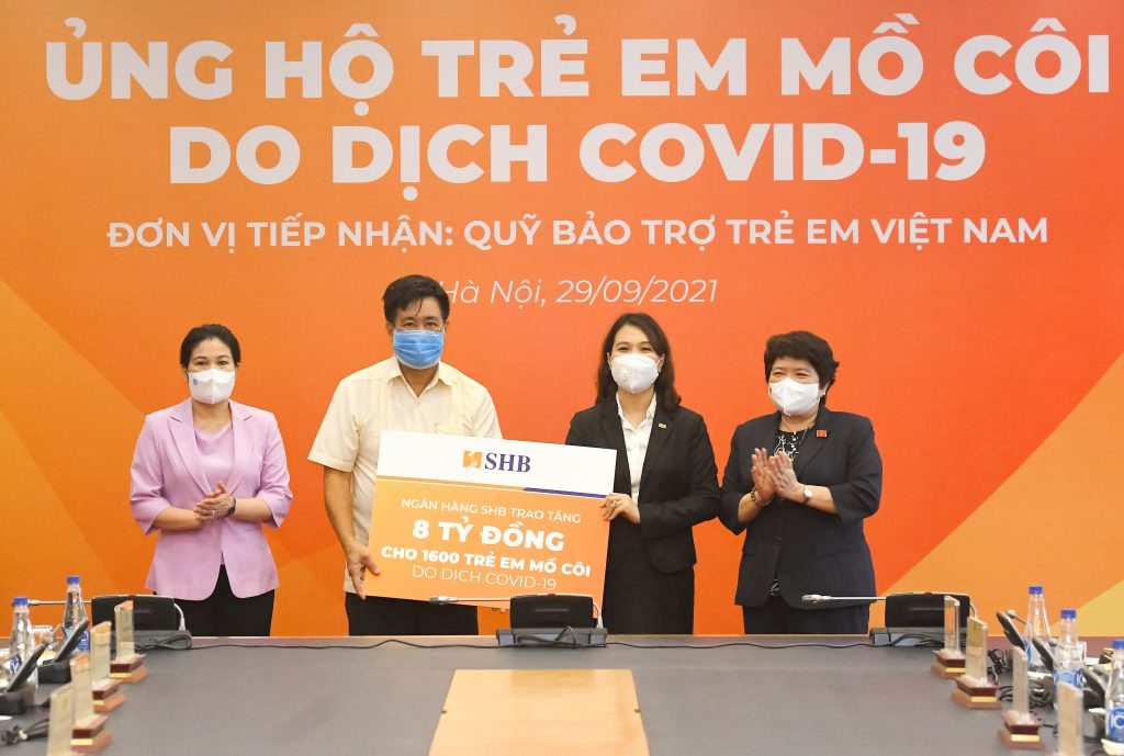 Đại diện SHB, Phó Tổng Giám đốc Ninh Thị Lan Phương trao hỗ trợ 8 tỷ đồng cho Quỹ bảo trợ trẻ em Việt Nam nhằm hỗ trợ 1.600 trẻ em mồ côi trong đại dịch Covid-19 trên cả nước