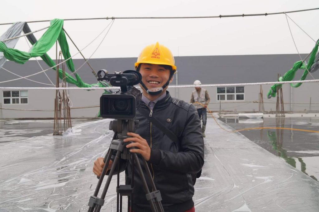 Ông Nguyễn Long Trọng thực hiện tác nghiệp tại một công trường xây dựng vào năm 2018 