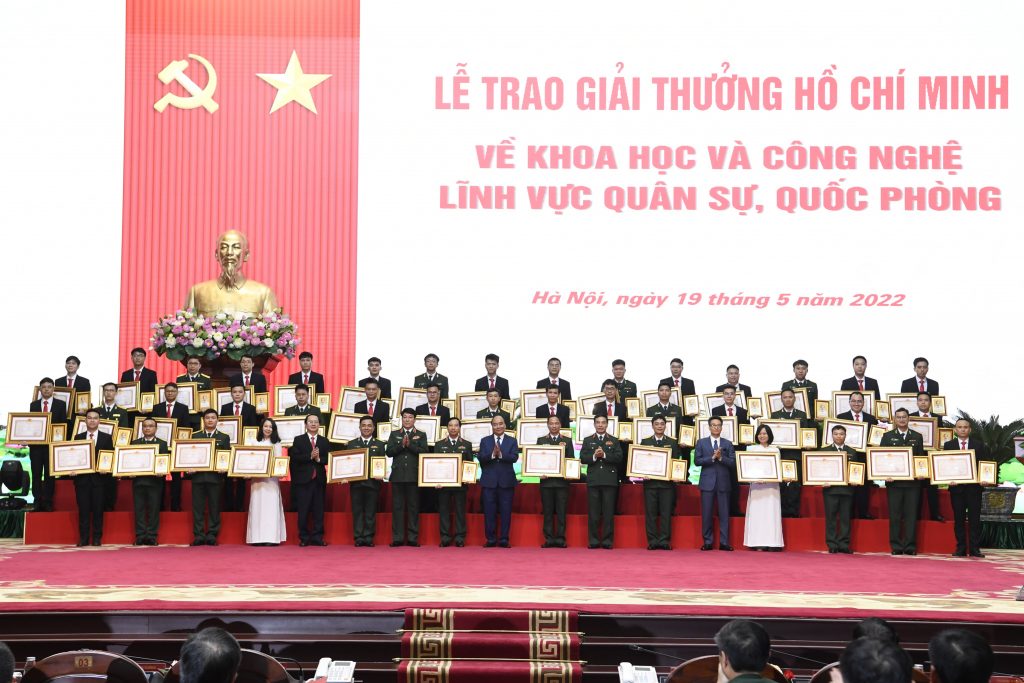 Chủ tịch nước Nguyễn Xuân Phúc, Phó Thủ tướng Vũ Đức Đam, lãnh đạo Bộ Quốc phòng, Bộ KH&CN cùng đại biểu chụp ảnh lưu niệm với các tác giả đoạt giải thưởng