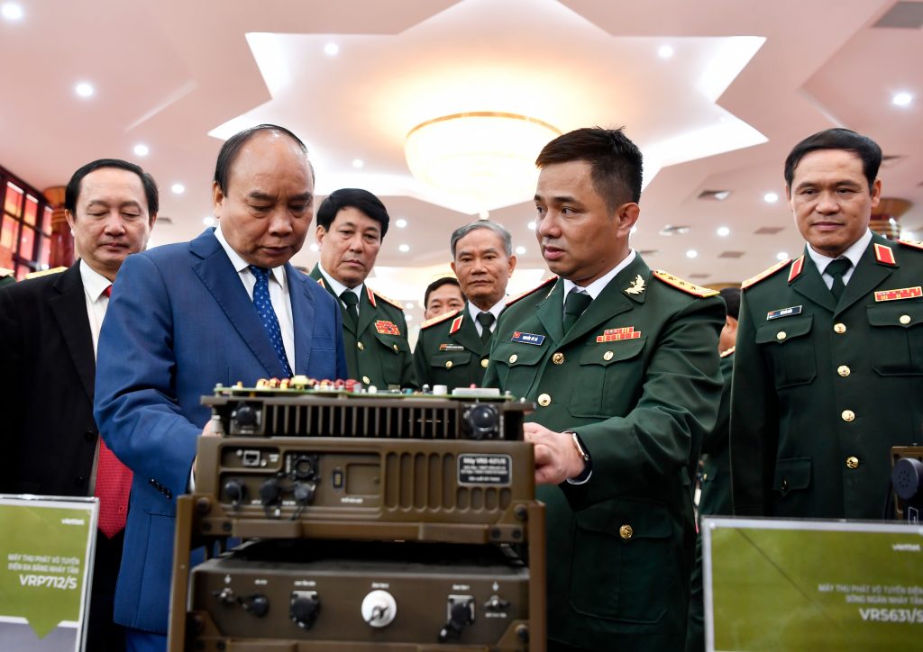 Chủ tịch nước Nguyễn Xuân Phúc và lãnh đạo Bộ Quốc phòng cùng các đại biểu tham quan một số sản phẩm về KH&CN thuộc lĩnh vực quân sự, quốc phòng
