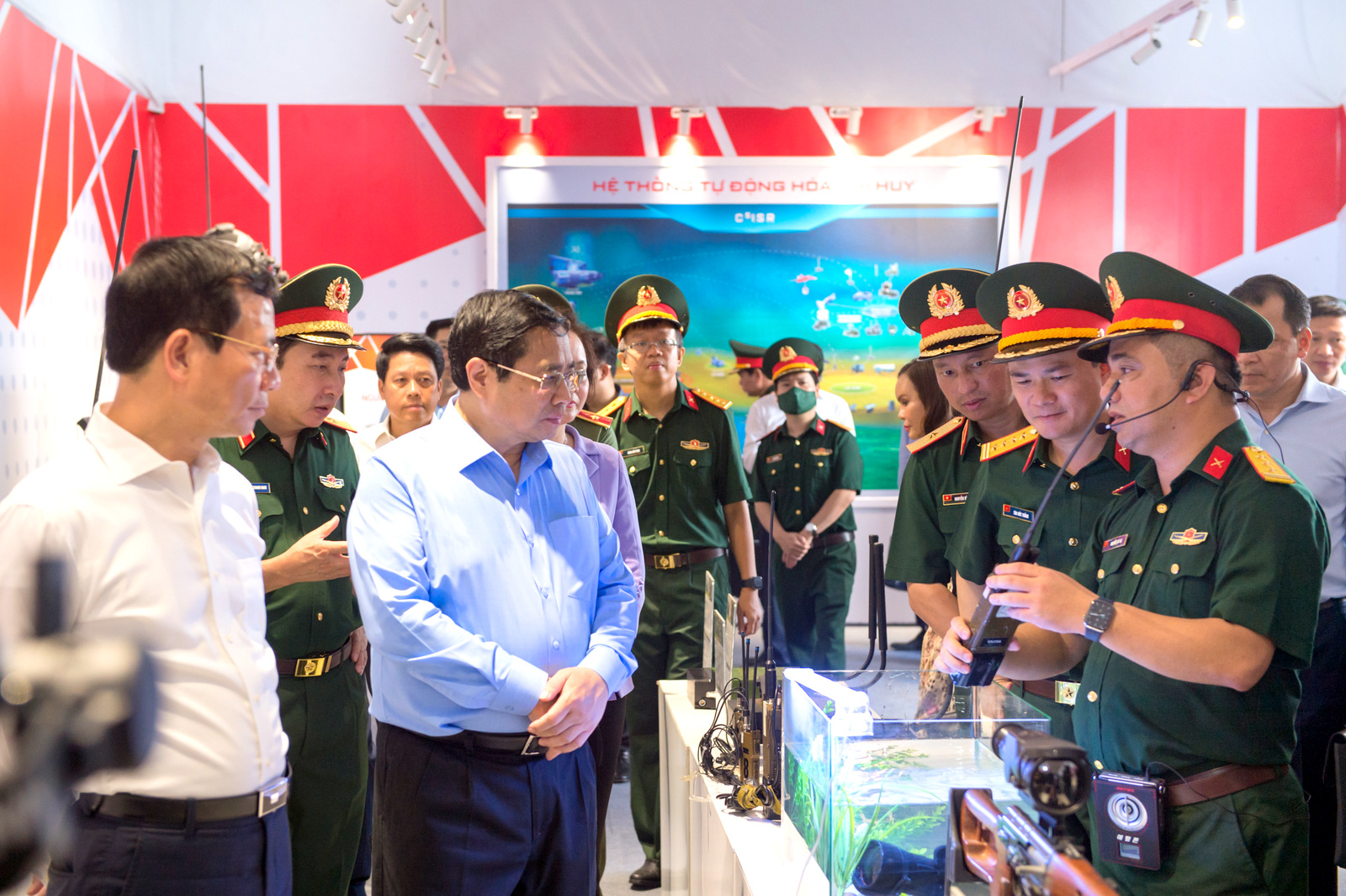 Thủ tướng Chính phủ Phạm Minh Chính và đoàn công tác nghe giới thiệu về các sản phẩm trang bị kĩ thuật công nghệ cao do Viettel đang nghiên cứu, sản xuất