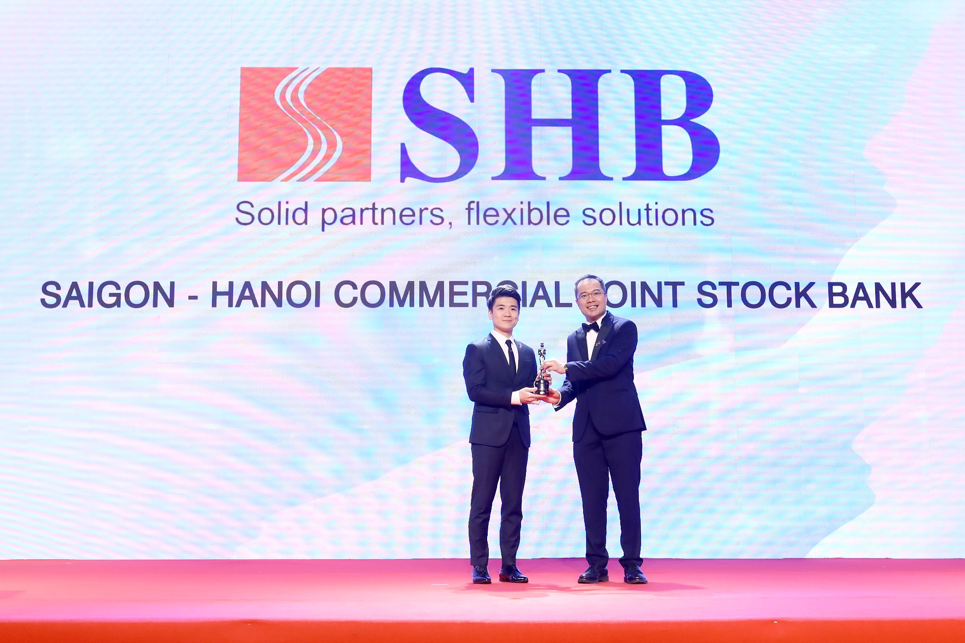 Ông Đỗ Quang Vinh - Thành viên HĐQT kiêm Phó Tổng Giám đốc SHB (bên trái) đại diện ngân hàng nhận giải thưởng uy tín của HR Asia