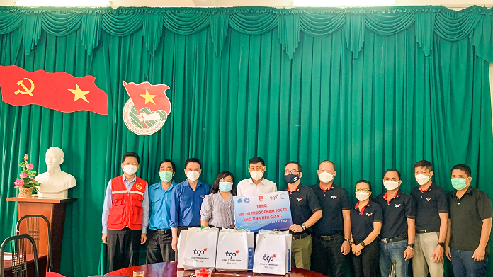 TCP Việt Nam trao tặng túi thuốc chăm sóc F0 cho tỉnh Tiền Giang.