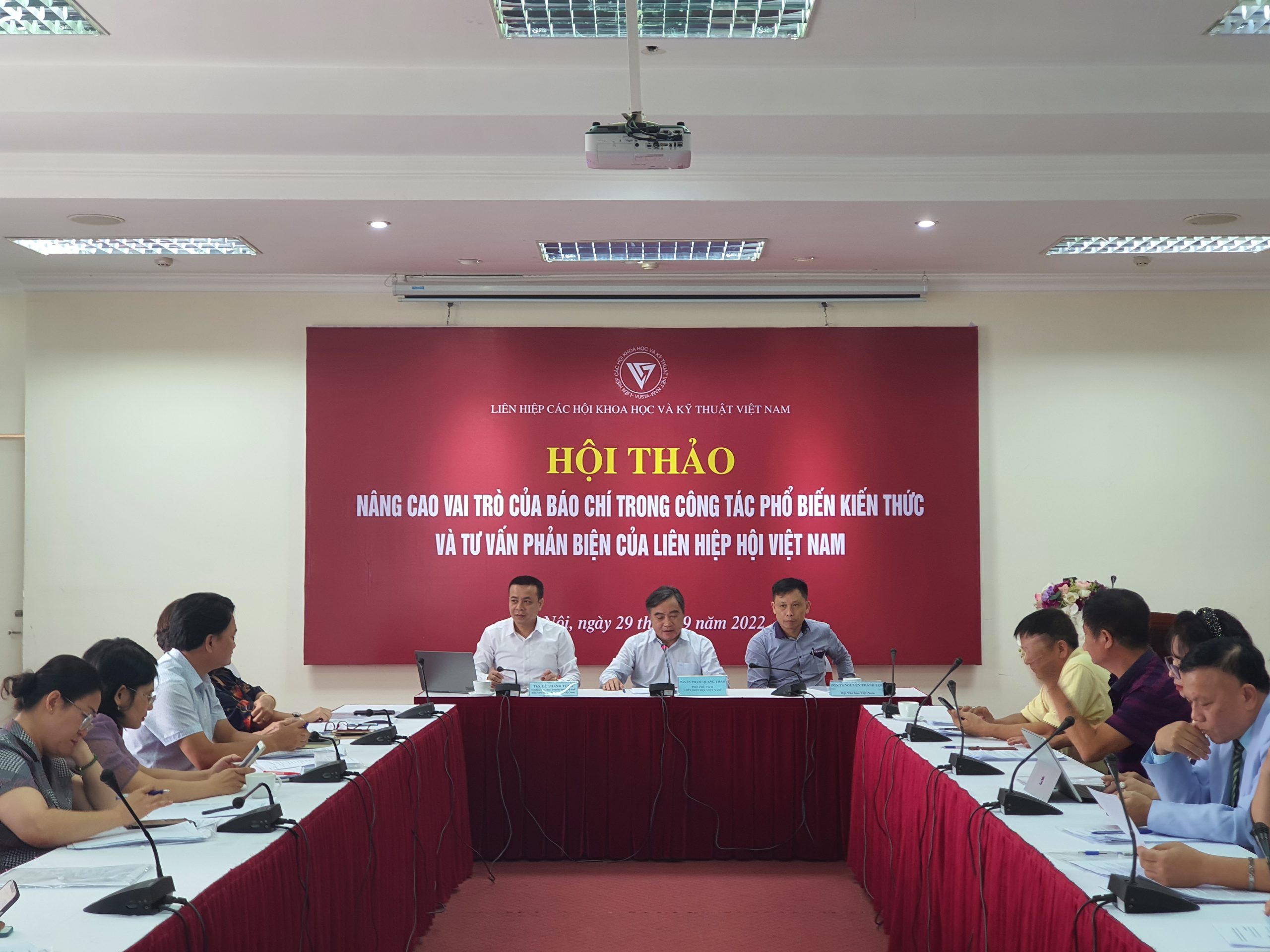 PGS.TS Phạm Quang Thao - Phó Chủ tịch Liên hiệp Hội Việt Nam (ở giữa)